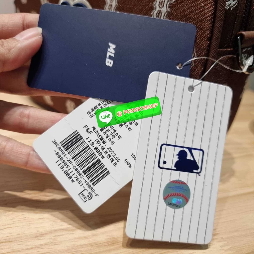 MLB JACQUARD MONOGRAM CROSSBODY BAG ฉุดไม่อยู่ ดาเมจแรงมาก!! กับกระเป๋าครอสบอดี้ ที่สายเกาต้องมี!! ดีไซน์ลวดลายโมโนแกรมเอกลักษณ์ ลงบนผ้า jacquard ได้อย่างลงตัวและสวยงาม เปิด-ปิดด้วยซิป ภายในโล่งกว้าง จุของสบายๆ มาพร้อมใบลูก และสายสะพายข้าง ให้ความคล่องตัว