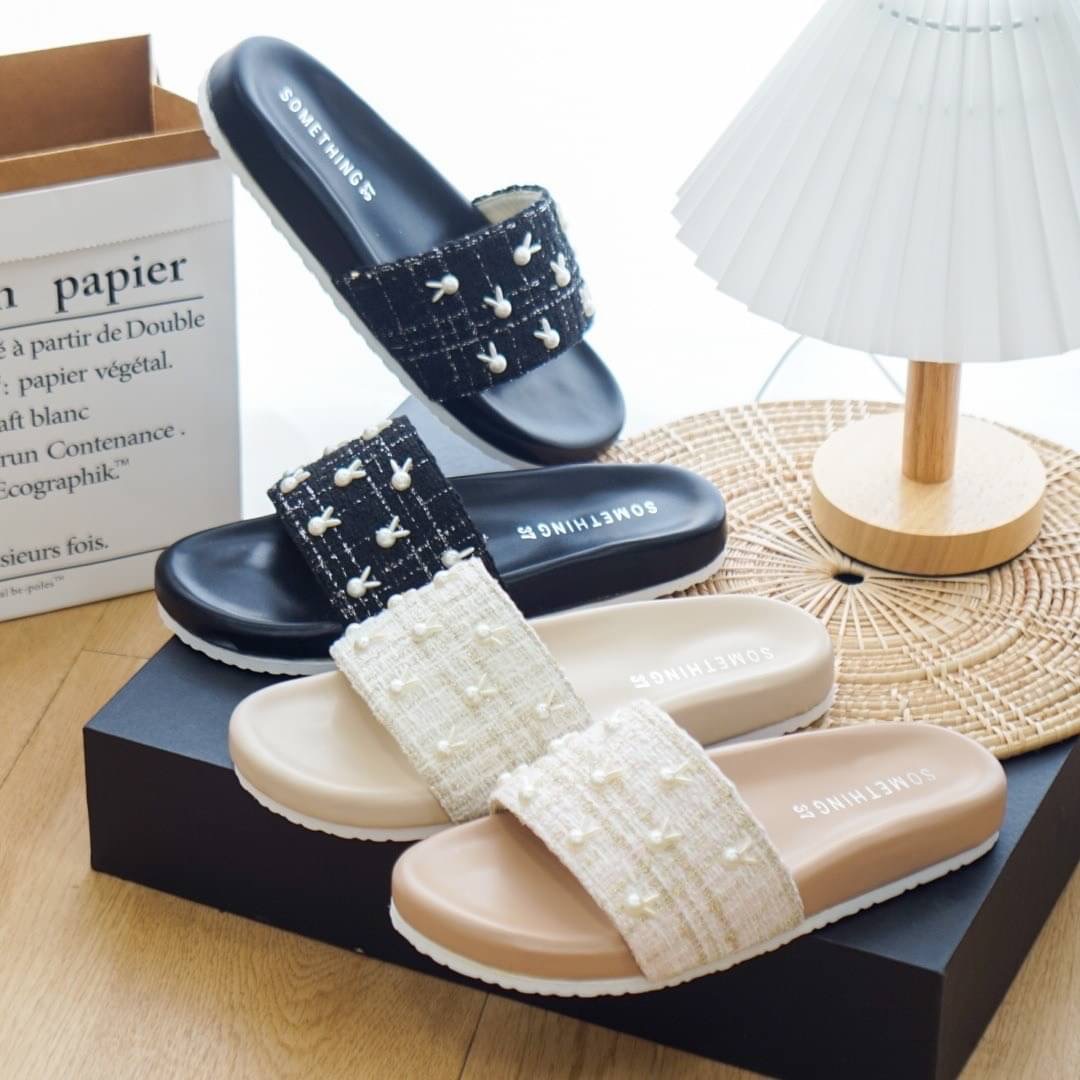 NEW IN สินค้าเข้าใหม่ รองเท้าส้นตึกชิคๆ งานผ้าทวิตเกาหลีแบบใส่ได้ทุกวัน ต้องรุ่นนี้เลยค๊า งานสวมซับนวมนิ่มๆ แต่งกระดุมน้องกระต่ายน่ารัก ใส่แล้วเก็บทรง เก็บหน้าเท้าดีมากๆ ให้อารมณ์ถึงความคลาสสิค แบบเลิศสุดๆ เรียบแต่มาก แต่ใส่แล้วดูน่ารักมากค่าา