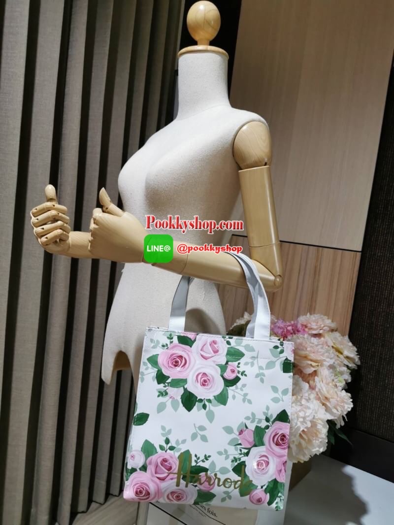 ลายนี้เข้าแล้วนะคะ! พร้อมส่งไอเท็มยอดนิยม! Harrods London Top-handle Shopping Bag กระเป๋า Shopping แบรนด์ดังจากอังกฤษรุ่นยอดนิยมวัสดุ PVC+Polyester 100% ของแท้เนื้อหนาอยู่ทรงกันน้ำ ขนาดกำลังดี น้ำหนักเบา เปิดปิดด้วยซิปสะดวกใช้หัวซิปปั้มโลโก้แบรนด์อะไหล่เง