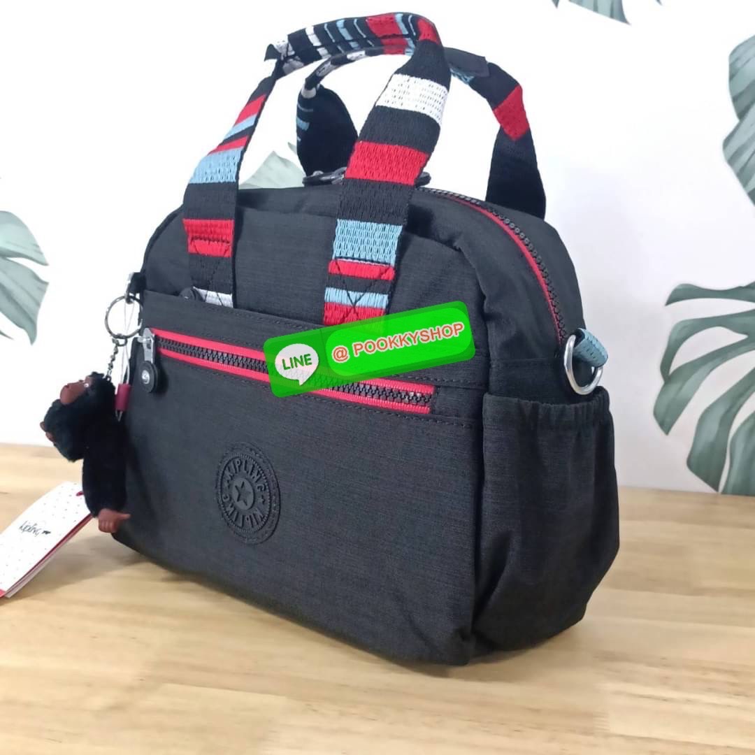 Kipling Dome K1006 Handbag กระเป๋าถือหรือสะพาย วัสดุ Polyester 100% รุ่นใหม่ มีให้เลือกทั้งแบบเรียบ และ ลายน่ารัก มีช่องแยกด้านหน้า 2 ช่อง ช่องหลักโล่งกว้าง พร้อมช่อง pocket แยก 2 ช่อง ใช้งานได้ครบครัน สามารถสตางค์ใบยาวได้ ขนาดกำลังดี จะใช้ทำงาน ไปเรียน ห