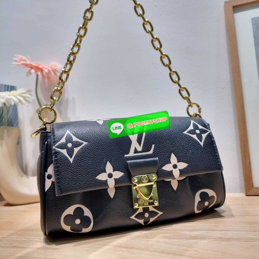 New in กระเป๋าสะพายคอลใหม่ล่าสุด สวยหรู ดูแพง ดีไซน์รูปทรงออกมาให้ใช้งานได้ง่าย เปิด-ปิดด้วยอะไหล่แม่เหล็ก ภายในโล่งกว้าง ใส่ของสำคัญได้ครบ มาพร้อมสายสะพายถึง 2 แบบ สายโซ่สะพายไหล่อัพความหรู และสายหนังที่ปรับยาวสั้นได้ สะพายข้างชิลๆก็ดูดี จัดให้พร้อมเสิร์