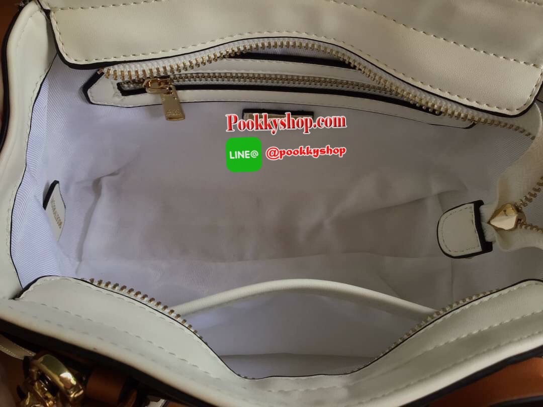 New Collection!!! LYN CROSSBODY BAG กระเป๋าสะพายไหล่ / กระเป๋าถือ ทรงปีกคอลเลคชั่นใหม่ สีทูโทน สวยโดดเด่น(!!)มาพร้อมกับรูปทรงดีไซน์สุดคลาสสิค ตกแต่งด้านหน้าห้อยพวงกุญแจ Lyn สุดเก๋ มาพร้อมกับสายสะพายยาวปรับระดับได้ เปิดปิดด้วยซิป ภายในโล่งกว้าง แยกเป็นสัดส