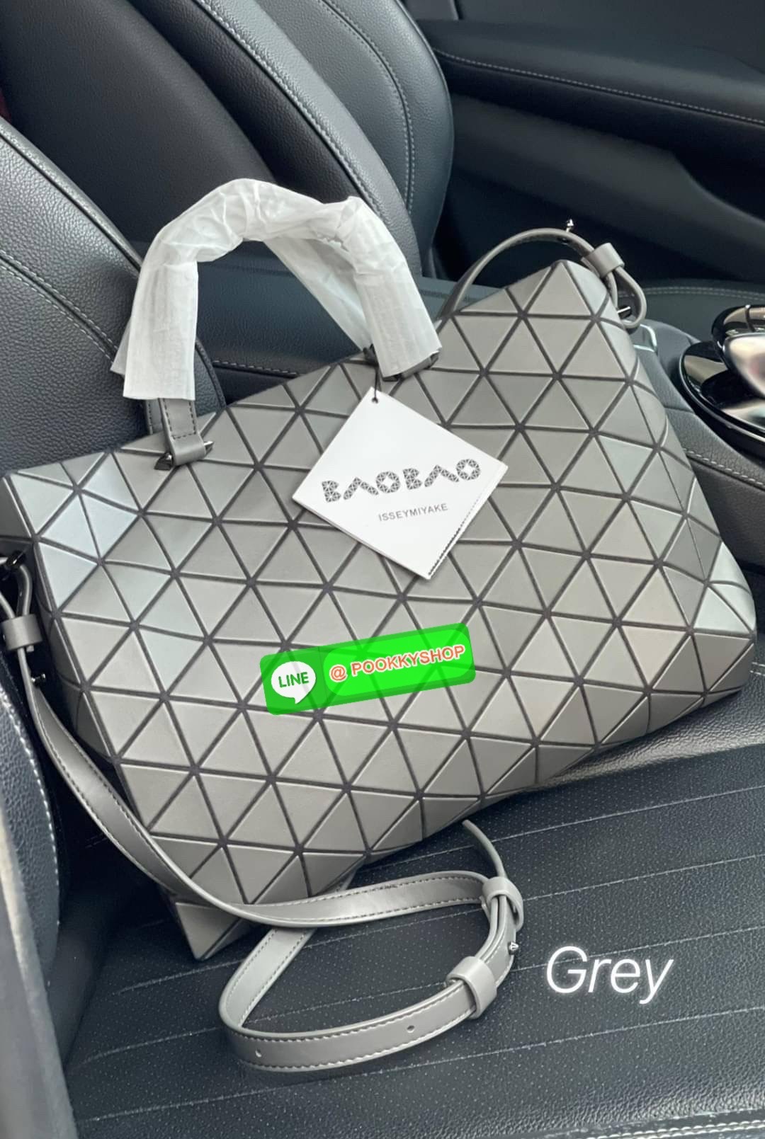 💕BAO BAO ISSEY MIYAKE TONNEAU เป็น ซีรีย์ที่มีเอกลักษณ์เฉพาะตัว ด้วยแผ่นสามเหลี่ยมที่มีสัญลักษณ์เท่ากันทุกด้าน และยังผสมผสานงานดีไซน์ อันสง่างามเท่ากับฟังก์ชั่น การใช้งานสุดพิเศษ โดยมีจุดเด่นที่ซิปด้านบน สำหรับเปิดปิดและมีสายสะพายไหล่ ที่สามารถถอด
