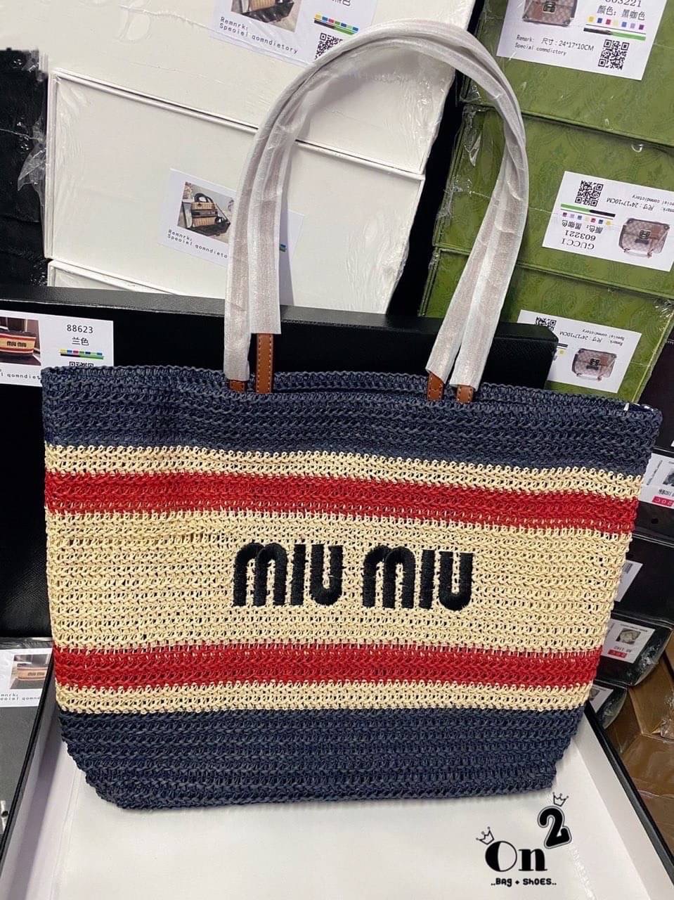 Miu Miu Women's Natural Colorblock Shopping Bag In Knit Fabric Onesize กระเป๋าทรงชอปปิ้งมาใหม่ งานถักสวยเป๊ะมากค่ะ ไซส์ใหญ่ใส่ของได้ครบจบที่ใบเดียว สาวๆนักช็อปห้ามพลาดนะ
