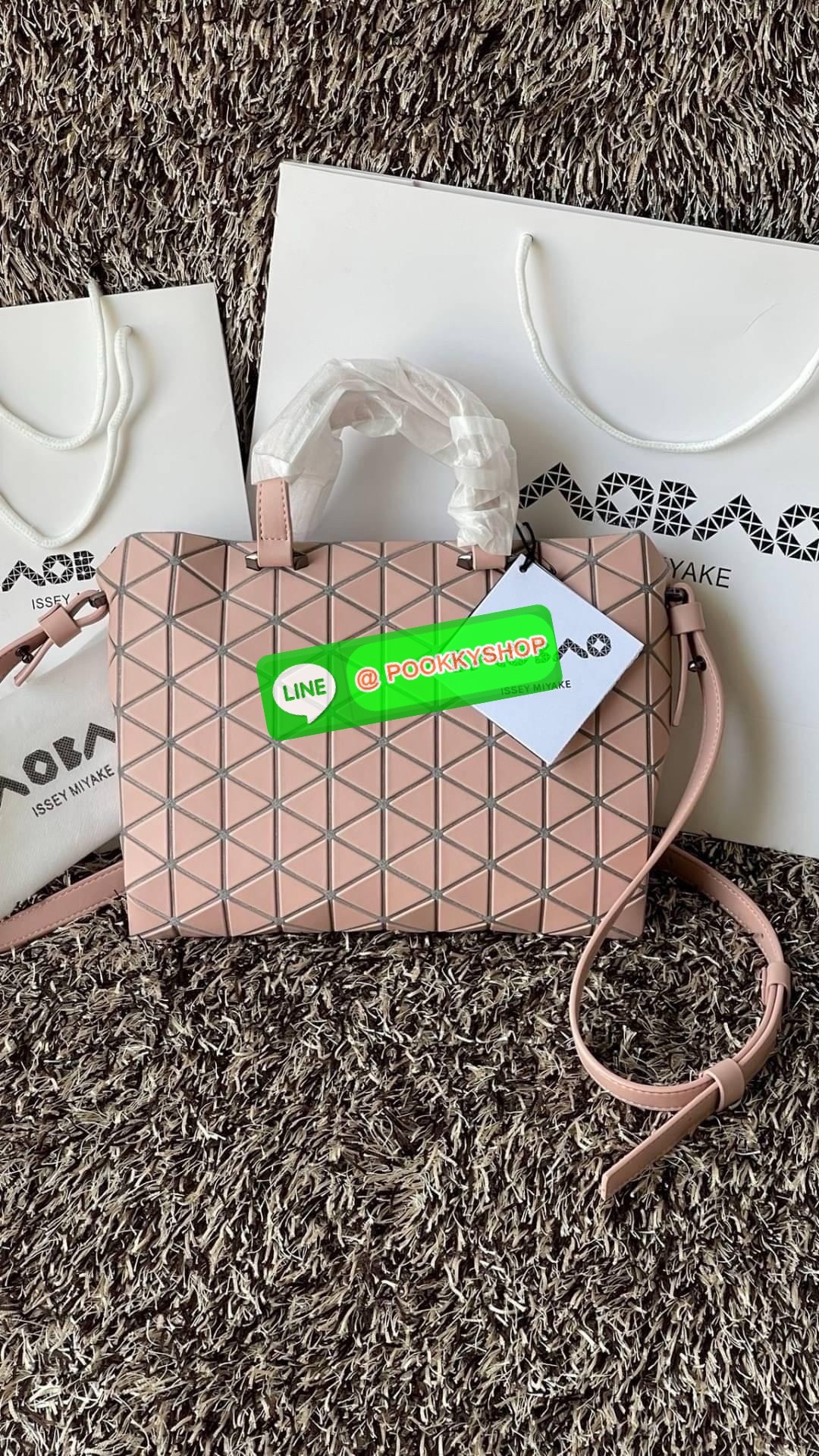 *Small BAO BAO ISSEY MIYAKE TONNEAU เป็น ซีรีย์ที่มีเอกลักษณ์เฉพาะตัว ด้วยแผ่นสามเหลี่ยมที่มีสัญลักษณ์เท่ากันทุกด้าน และยังผสมผสานงานดีไซน์ อันสง่างามเท่ากับฟังก์ชั่น การใช้งานสุดพิเศษ โดยมีจุดเด่นที่ซิปด้านบน สำหรับเปิดปิดและมีสายสะพายไหล่ ที่สามารถถอดออ