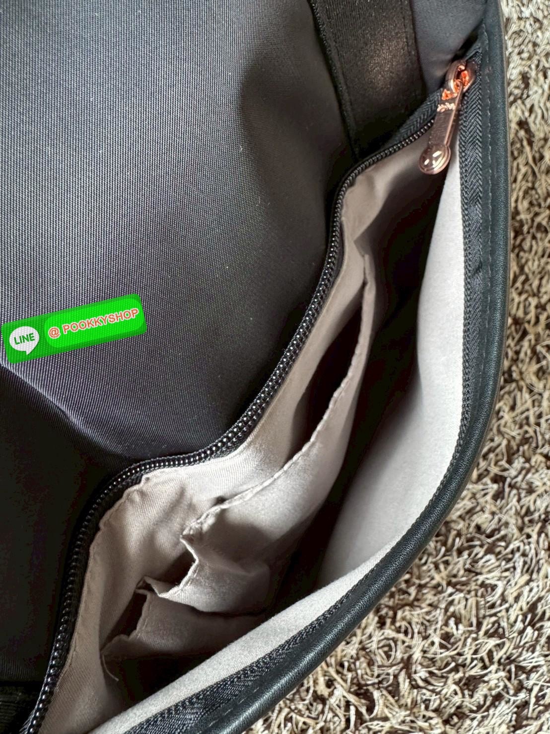 Kipling ART ORGANIZED เป็นกระเป๋าขนาดไม่เล็กหรือใหญ่ จนเกินไป จากแบรนด์ Kipling รุ่น ART ภายในมีช่องเก็บของเป็นสัดส่วน ให้คุณเก็บสิ่งของจำเป็นทั้งหมดของคุณได้อย่างไม่มีตกบกพร่อง มาพร้อมกับลิง Kipling อะไหล่สีโรสโกลด์ ที่แม็กเข้ากับสีกระเป๋าซึ่งเป็นสีดำ ทำ