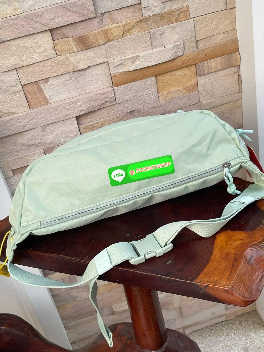 Nike Tech hip pack กระเป๋าคาดเอว Nike Tech รุ่นใหม่ชนช้อป!! ให้คุณหยิบใช้อุปกรณ์กีฬาและพกพาได้อย่างง่ายดาย พร้อมโดดเด่นด้วยกระเป๋าซิป 2 จุดสำหรับเก็บสิ่งของ และสายกระเป๋าแบบปรับได้เพื่อให้แนบกับลำตัว ใช้งานได้คล้องตัว ใส่ของได้จุสมใจเลยคร้า