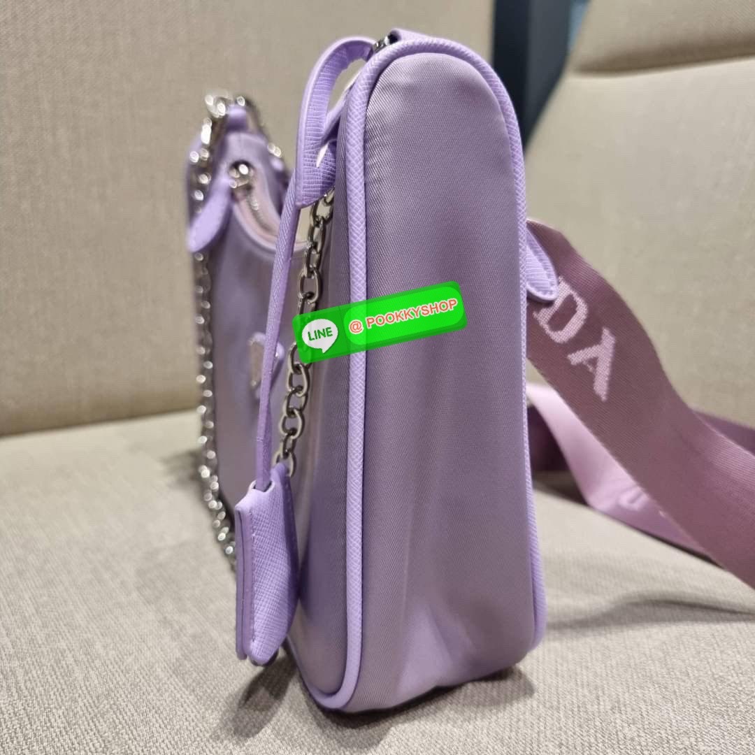 PRADA RE-EDITION 2005 RE-NYLON SHOULDER BAG ไอเท็มสุดปัง ที่ฮิตตลอดกาลไม่ว่าจะปีไหนๆ จัดให้ครบทั้งสีขายดีและสีใหม่ล่าสุด ที่สายคุณหนูห้ามพลาด!! กับกระเป๋าสะพายทรงคลาสสิค เหมาะเป็น everyday bag มากๆ วัสดุผ้าไนล่อนคุณภาพ พร้อมใบลูก ไว้ใส่เหรียญ ใส่กุญแจได้ส