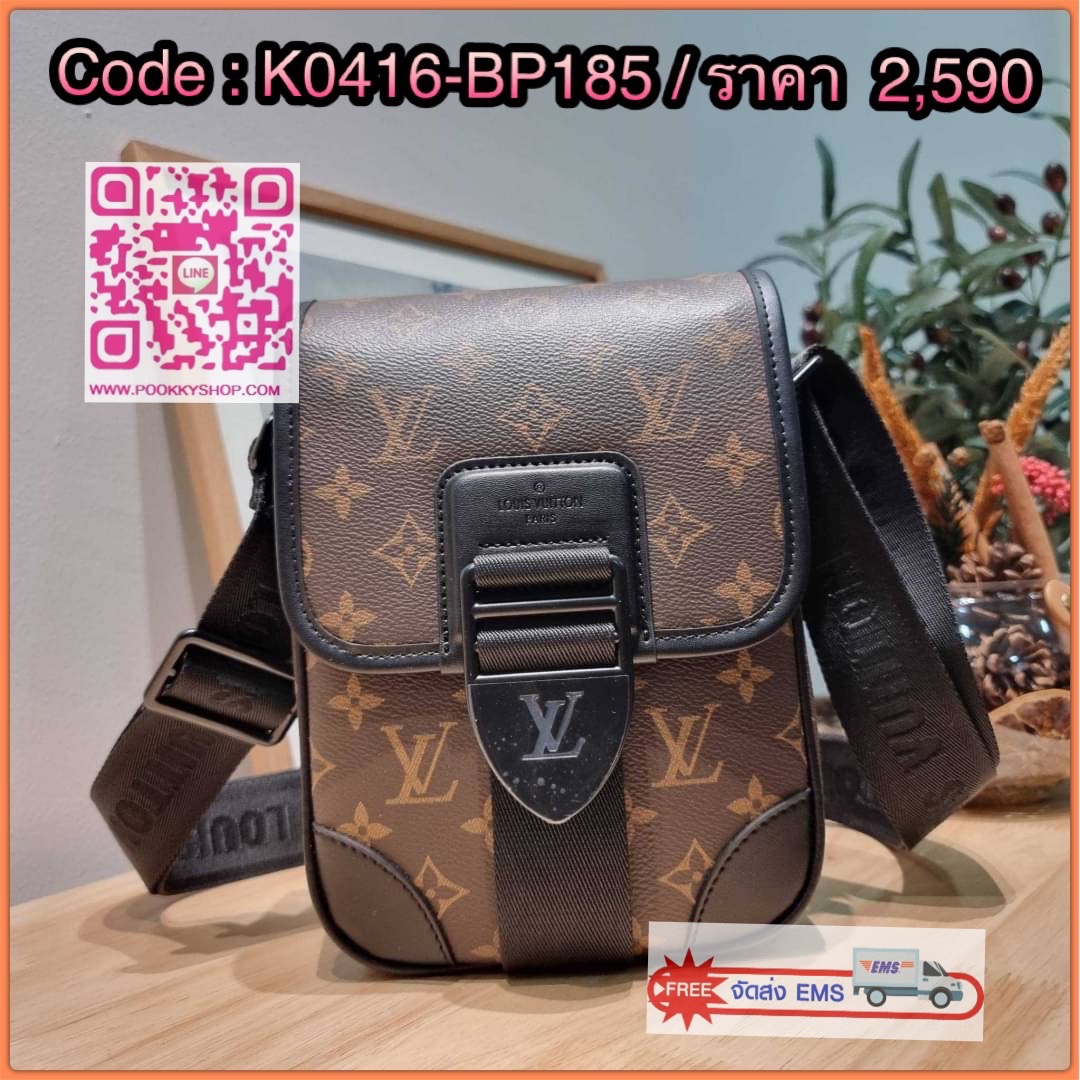 ใหม่ล่าสุด ได้ชิคๆเท่ๆก่อนใคร ไม่ต้องรอพรีฯ กับกระเป๋าสะพายข้างสำหรับหนุ่มๆ LV crossbody bag งานหรู ราคาดีจากเคาน์เตอร์ dutyfree วัสดุหนังแคนวาสคุณภาพดี ดีไซน์ดูแพง ด้วยอะไหล่เปิด-ปิดแม่เหล็กแน่นหนาสีดำ ตัดกับลวดลายโมโนแกรมได้เป็นอย่างดี ภายในโล่ง ใส่โทรศ