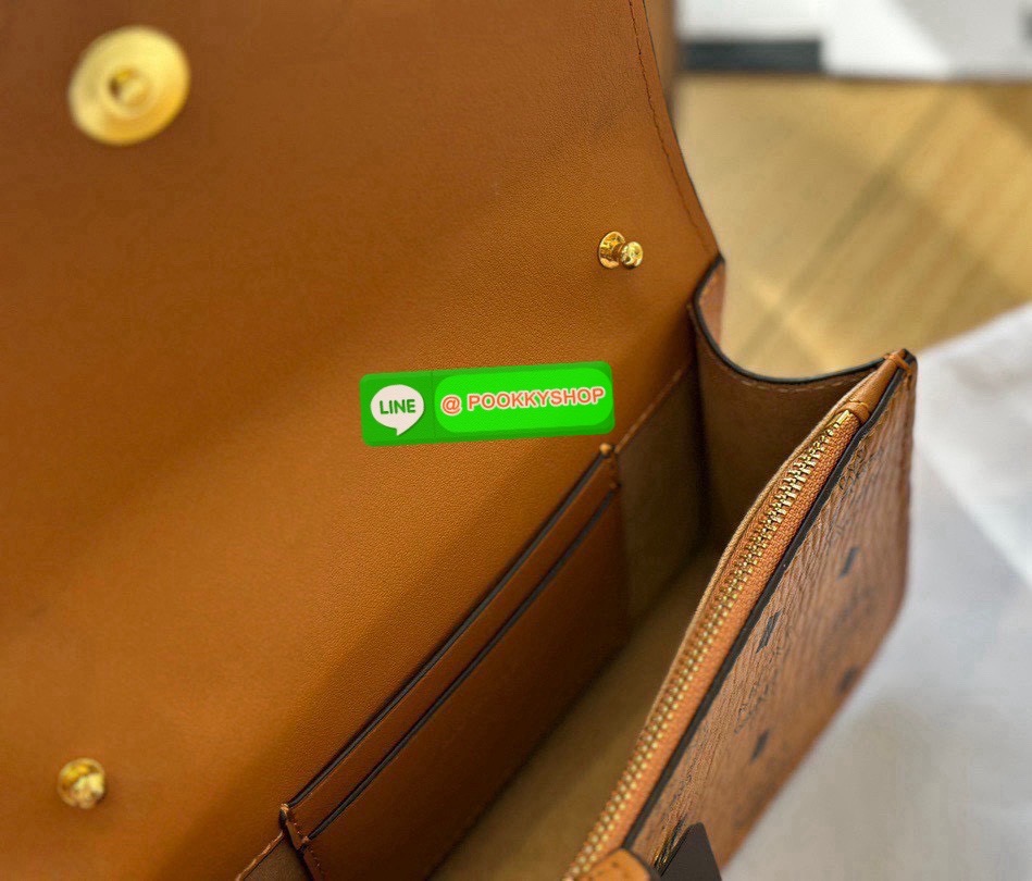 👜 MCM Diamond Shoulder Bag in Visetos Leather Mix 👜 • กระเป๋าสะพายรุ่น Diamond Shoulder Bag ดีไซน์หรู โดดเด่นด้วยฝาปิดรูปทรง “เพชร” เอกลักษณ์เฉพาะของรุ่นนี้ 💎 • วัสดุ Visetos Coated Canvas ผสม หนังแท้เรียบเนียน (Leather Mix)