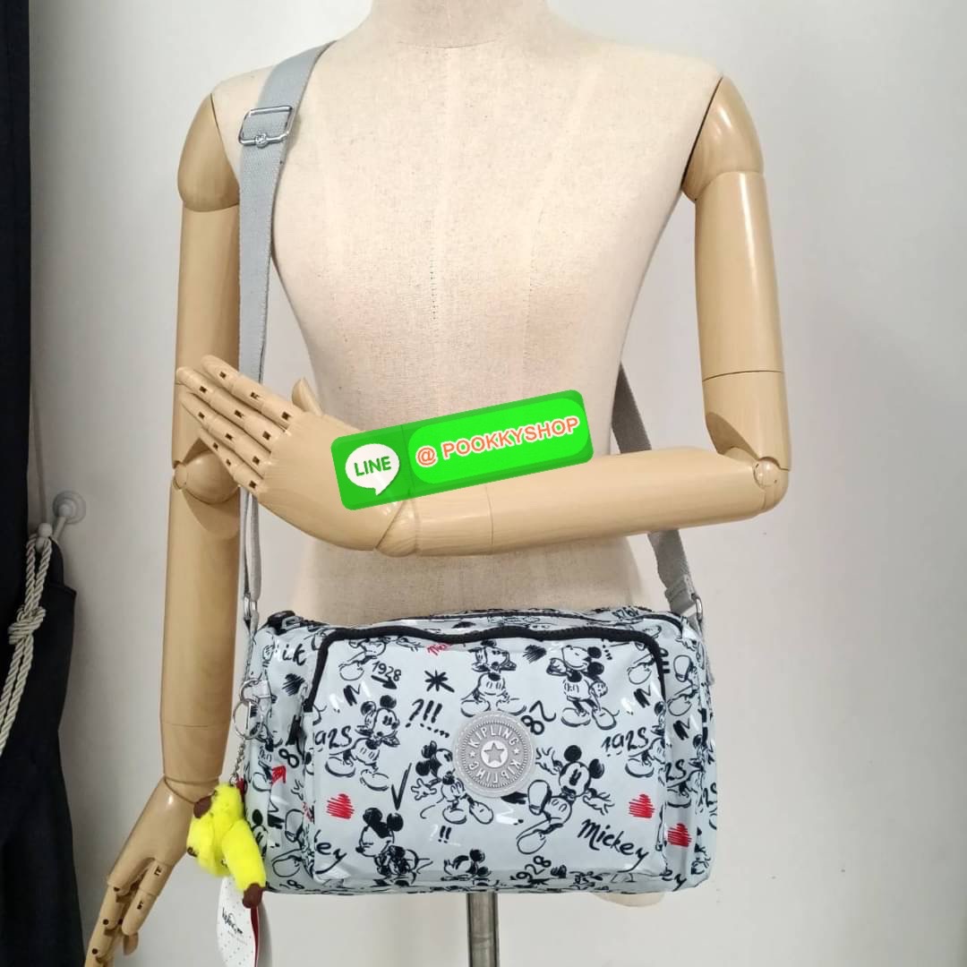 KIPLING RETH CROSSBODY BAG ซับในตาราง วัสดุ Nylon +polyester กระเป๋าสะพายข้างหรือ สะพาย Crossbody ได้ ช่องหน้าเปิด-ปิด ด้วยซิป พร้อมช่องแยกบ่อยด้านข้าง ช่องหลัก 2 ช่อง ด้านในโล่งกว้าง สามารถจุสัมภาระได้เยอะ พร้อมช่องซิปหลัง สายสะพายปรับระดับสั้น-ยาว ได้ f