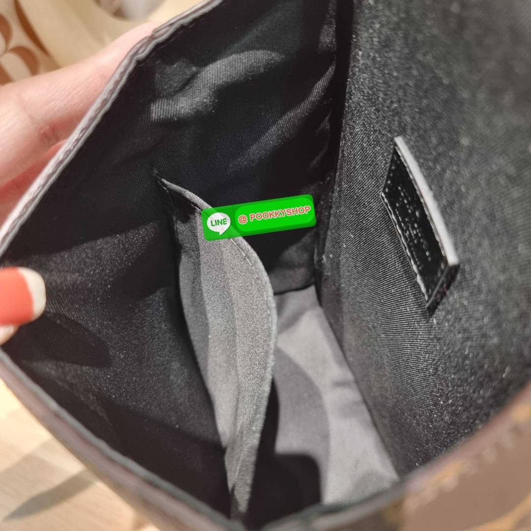 ใหม่ล่าสุด ได้ชิคๆเท่ๆก่อนใคร ไม่ต้องรอพรีฯ กับกระเป๋าสะพายข้างสำหรับหนุ่มๆ LV crossbody bag งานหรู ราคาดีจากเคาน์เตอร์ dutyfree วัสดุหนังแคนวาสคุณภาพดี ดีไซน์ดูแพง ด้วยอะไหล่เปิด-ปิดแม่เหล็กแน่นหนาสีดำ ตัดกับลวดลายโมโนแกรมได้เป็นอย่างดี ภายในโล่ง ใส่โทรศ