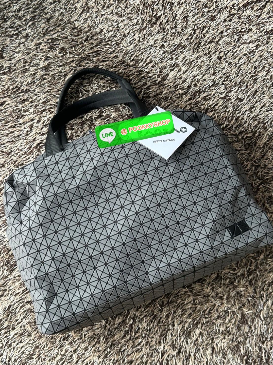 Baobao issey miyake cargo tote matte กระเป๋า CARGO สไตล์บอสตัน มีหูจับแบบบุหนา มีฐานกว้างใส่ได้เยอะ สาทารถใส่สัมภาระที่จำเป็นในการเดินทาง หรือมีพื้นที่จัดเก็บสิ่งของที่เราต้องใช้ในการทำงานด้วย เช่น โน้ตบุ๊ก สมุดจดบันทึก แฟ้มเอกสารต่าง ๆ ดีไซน์หรูดูสุภาพเร