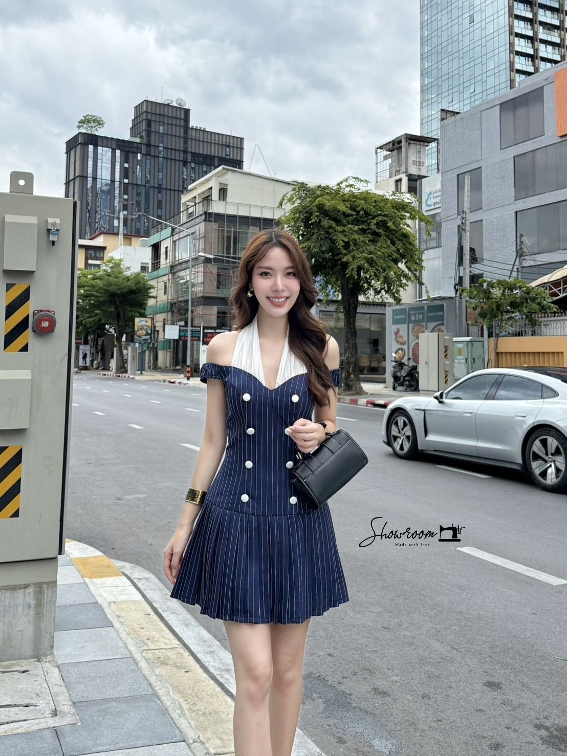 เดรสแฟชั่น เดรสสีกรมลายทางตัดต่อผ้าสีขาวคล้องคอ เดรสทรงเกาะไหล่แต่งสมอค