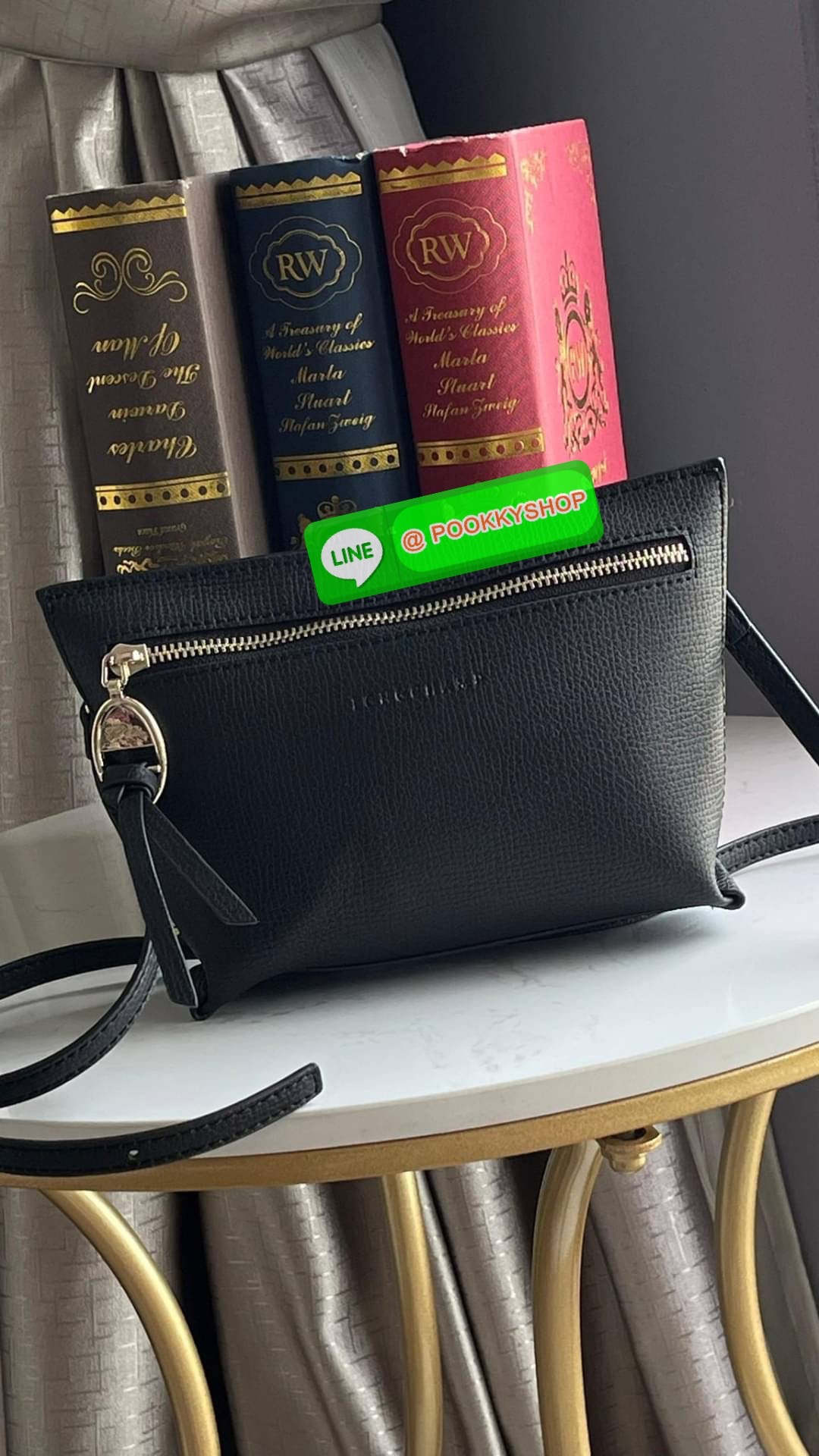 Longchamp MAILBOX Crossbody bag XS ดีไซน์ทรงคลัทช์ที่มีเส้นรูปทรงเรขาคณิตนี้จะรองรับสิ่งของจำเป็นทั้งหมดของคุณ มาพร้อมสายสะพายไหล่แบบปรับได้และถอดออกได้ สวมใส่ได้หลากหลายวิธีเพื่อเพลิดเพลินกับค่ำคืนของคุณอย่างอิสระ ได้แรงบันดาลใจมาจากMAILBOX การเย็บตะเข็บ