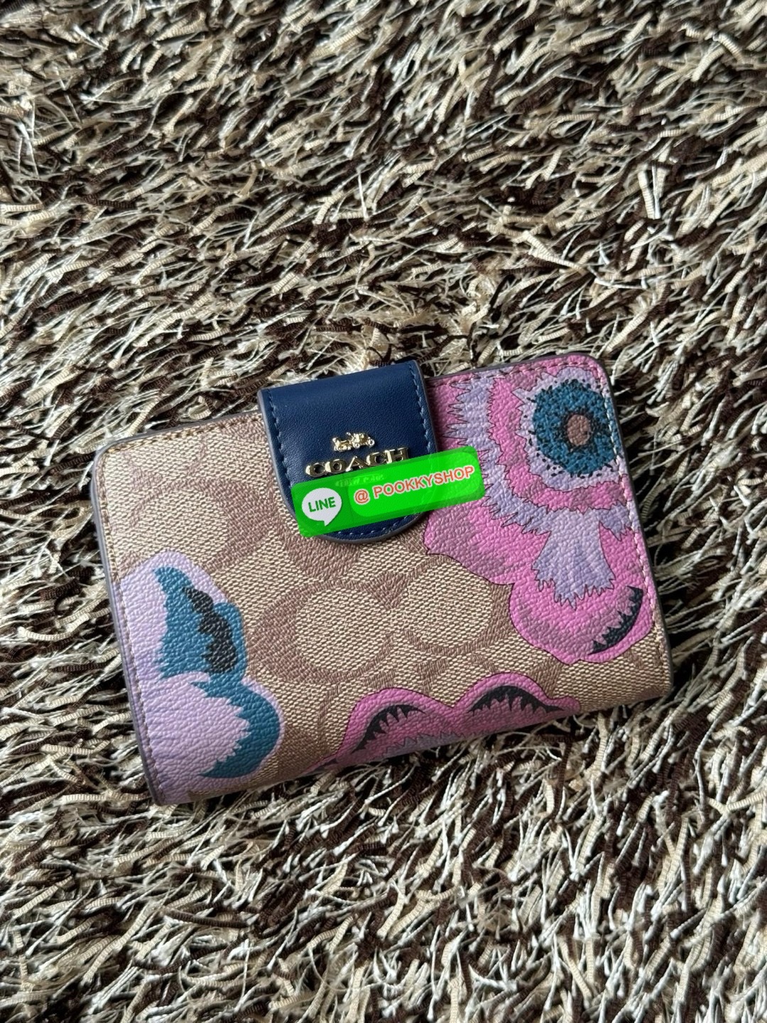 COACH MEDIUM CORNER ZIP WALLET IN SIGNATURE CANVAS กระเป๋าสตางค์ขนาดกลางที่ถือว่าเป็นไอเทม Must Have ของทุกเพศทุกวัยที่ต้องพกติดตัวไว้ตลอดเวลา เพราะนอกจากจะช่วยจัดเก็บเงิน บัตรประชาชน บัตรเครดิตและต่าง ๆ ให้เป็นระเบียบเรียบร้อยยังต้องคำนึงถึงประโยชน์ใช้สอ