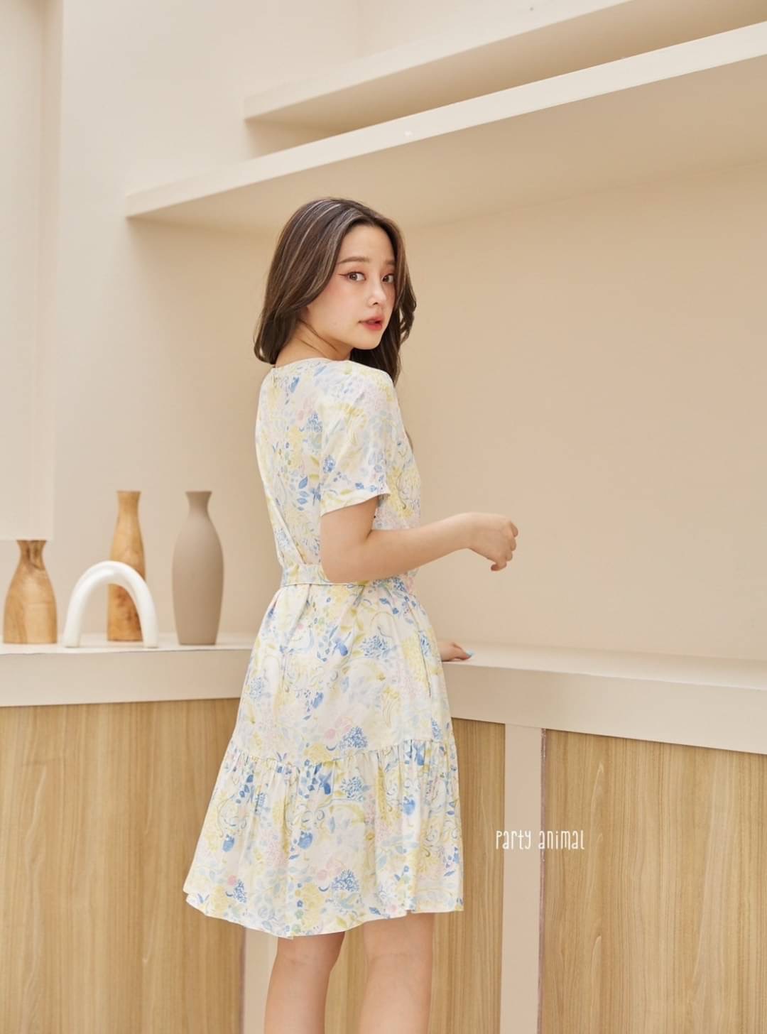 รอบนี้เป็นลายดอกไม้สีน่ารักมากค้าา เดรสคอกลมทรงแขนสั้นต่อชายระบาย ทรงน่ารักใส่ได้บ่อยๆค่ะ ผ้า cotton เนื้อนุ่มใส่สบายค่ะ มีซับในตัวให้ด้วย ซิปหลัง มีกระเป๋าล้วงด้านข้าง มาพร้อมสายผูกเอวค้า