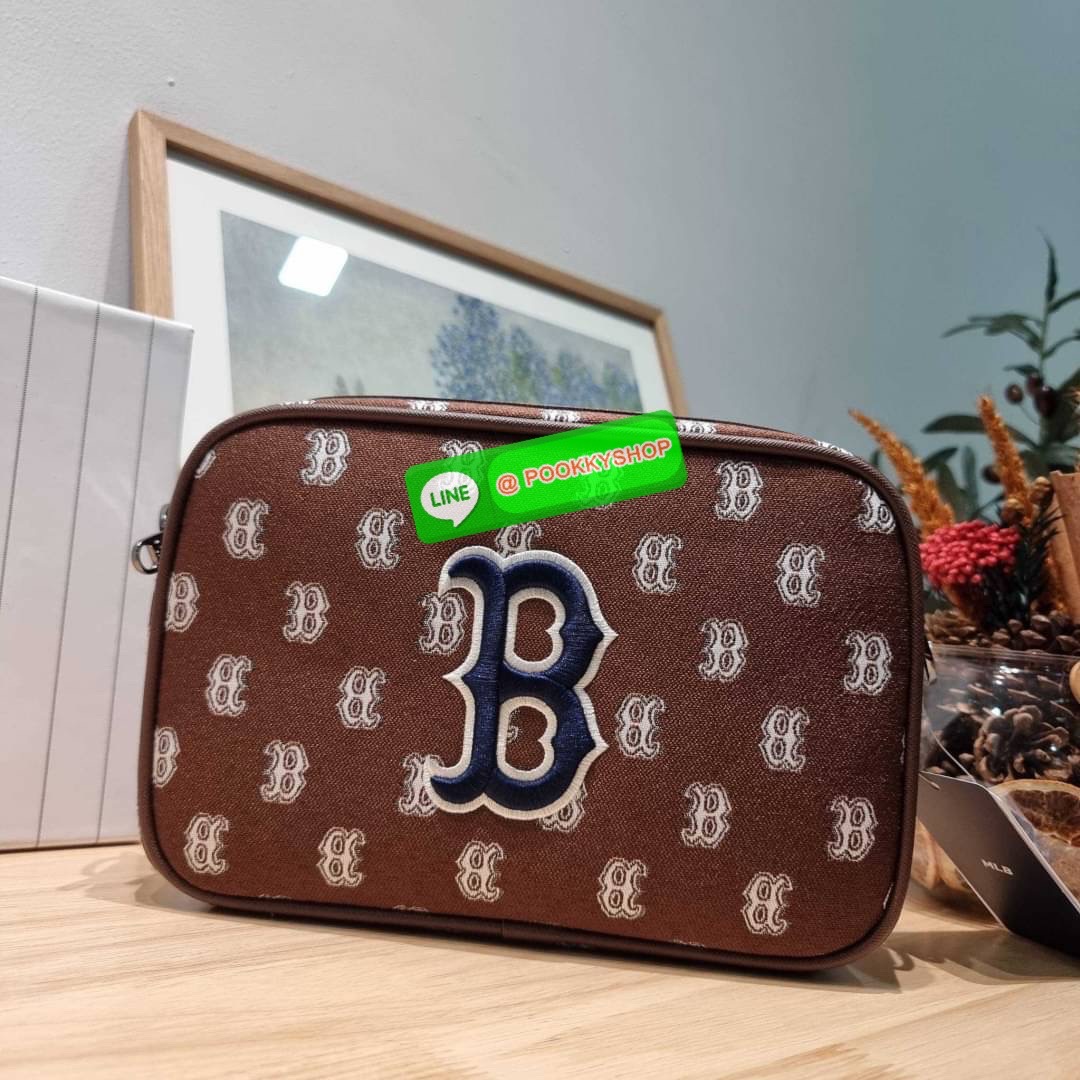 MLB JACQUARD MONOGRAM CROSSBODY BAG ฉุดไม่อยู่ ดาเมจแรงมาก!! กับกระเป๋าครอสบอดี้ ที่สายเกาต้องมี!! ดีไซน์ลวดลายโมโนแกรมเอกลักษณ์ ลงบนผ้า jacquard ได้อย่างลงตัวและสวยงาม เปิด-ปิดด้วยซิป ภายในโล่งกว้าง จุของสบายๆ มาพร้อมใบลูก และสายสะพายข้าง ให้ความคล่องตัว