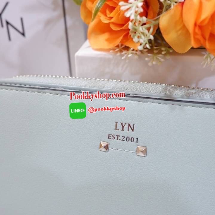 Lyn กระเป๋าสตางค์ใบยาว ด้านหน้าปั๊มโลโก้แบรนด์ แต่งโลหะทอง ด้านในมีช่องใส่บัตรเยอะมาก และมีช่องซิบ ตัวจับซิบแต่งไข่มุกเม็ดโตๆห้อยป้ายโลหะปั๊มโลโก้แบรนด์ด้วยสวยมากเกินหน้ามากค้าาา