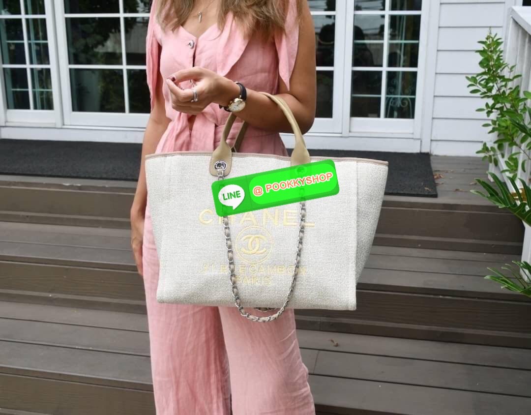 premium gift Chanel Tote canvas จากแบรนด์ Chanel กระเป๋าสะพาย Chanel Tote canvas โลโก้ปักกระเป๋าทรง Tote ผ้า canvas เนื้อหนาอย่างดีมีซับใน ด้านหน้าปักโลโก้ไข่มุกแบรนด์หรู หูจับมี 2 แบบคือ แบบสายหนัง และ โซ่ สามารถสะพายไหล่ได้คะ ใบใหญุจุของคุ้ม แต่น้ำหนักเ