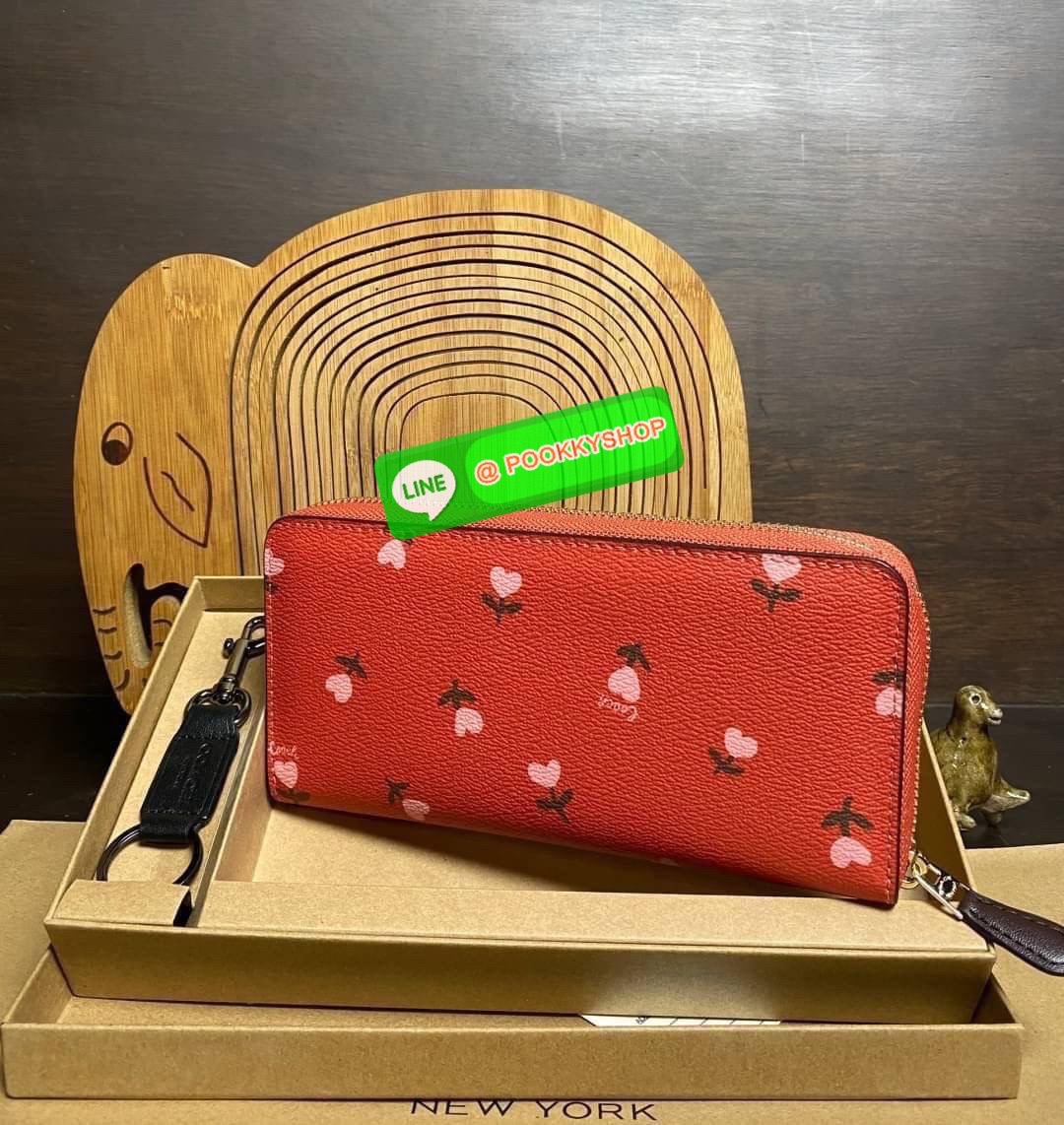 COACH ACCORDION ZIP WALLET IN SIGNATURE CANVAS กระเป๋าสตางค์ใบยาว ซิปรอบ ใช้งานง่าย ด้วยฟังค์ชั้น ด้านใน ใส่บัตรได้จุใจ มีช่องซิปใส่เหรียญตรงกลาง โดนใจหลายๆคนไปเรียบร้อยและคลาสสิค เรียบหรูดูแพงตลอดกาล ยกให้รุ่นนี้เลย