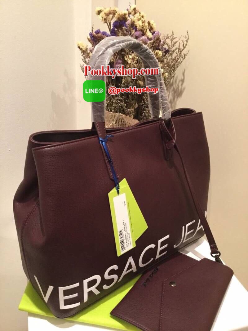 VERSACE JEANS TOTE BAG(VJ) กระเป๋าสะพายจากแบรนด์ดัง วัสดุ PU คุณภาพดี นิ่ม ด้านหน้าตกแต่งด้วยโลโก้แบรนด์สวยโดดเด่น ด้านในโล่งกว้าง มีช่องซิปและช่องใส่ของหลายช่อง ซับในลายแบรนด์ รุ่นนี้มาพร้อมกระเป๋าใบเล็กสำหรับใส่ของจุกจิกอีก1ใบ แยกใช้ได้ สาวๆที่ชอบใบใหญ่