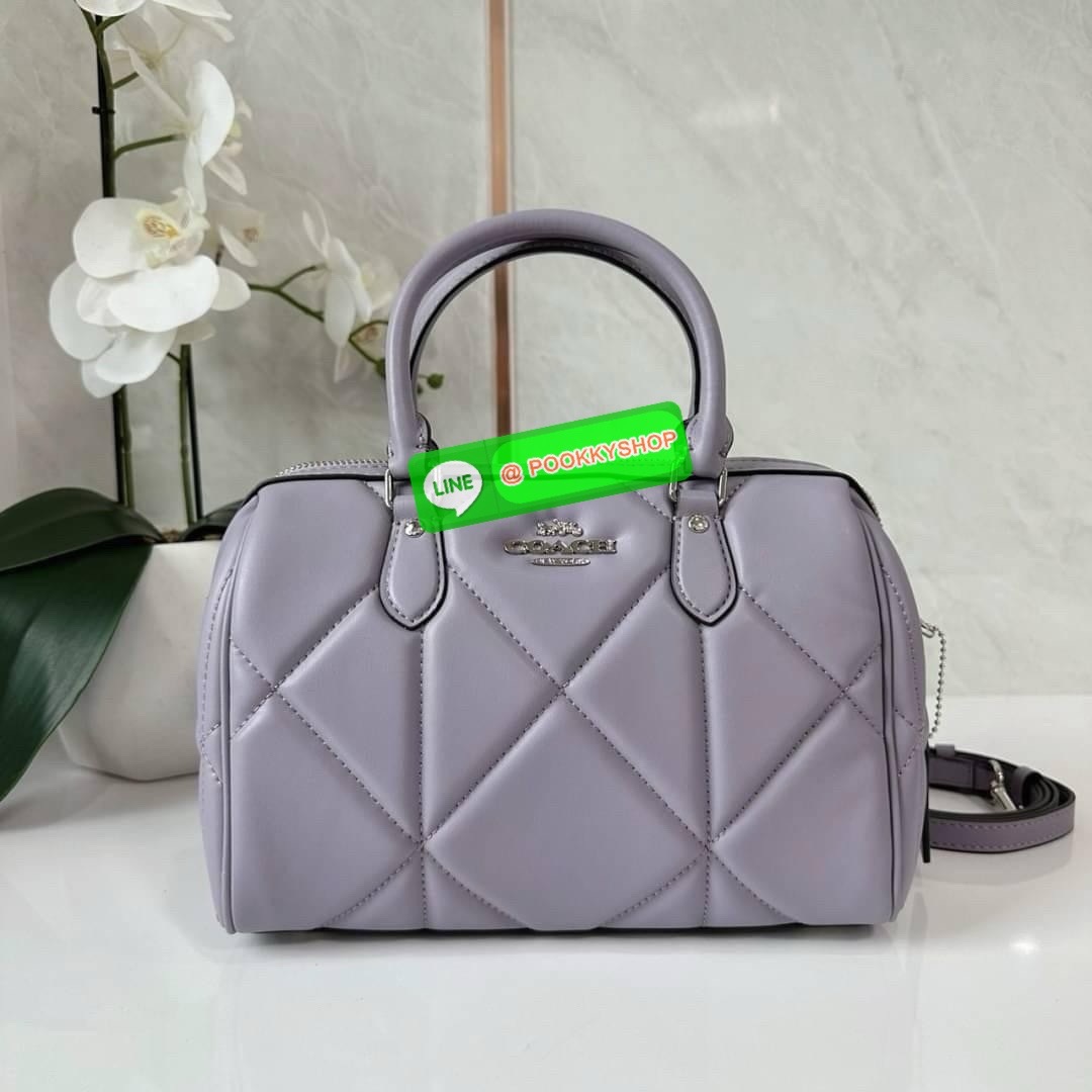 Coach Rowan Satchel With Puffy Diamond Quilting (CJ160) 🔖กระเป๋าทรงหมอนรุ่นใหม่ล่าสุดสัมผัสนุ่มมือ 🔖วัสดุ : Nappa leather (หนังแนบปา) 🔖เปิด-ปิดด้วยซิปแบบโลหะ ภายในช่องโล่งกว้าง ใส่กระเป๋าสตางค์ใบยาวได้ มีหมุดรองฐานอยู่ทรง 🔖