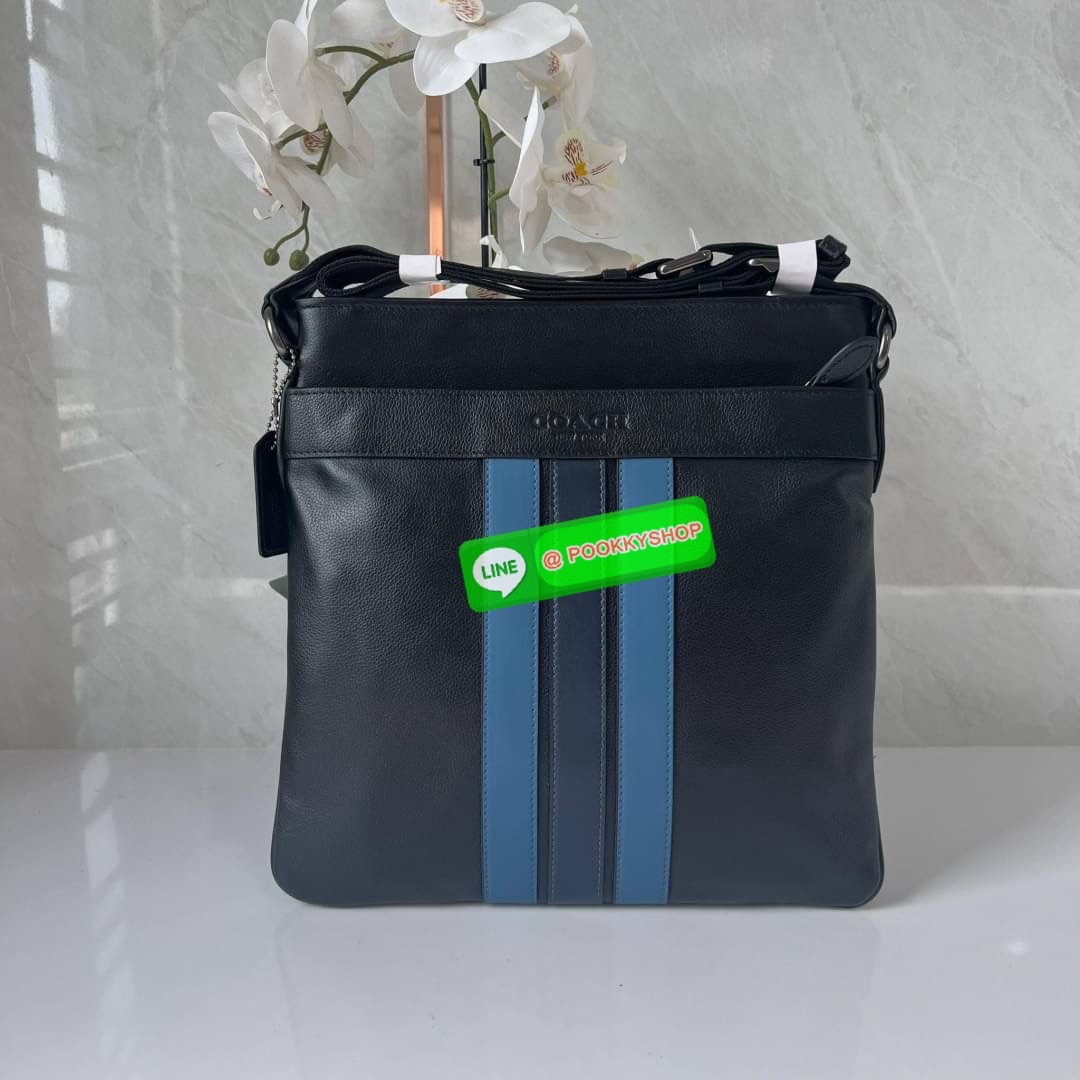 COACH F26068 CHARLES CROSSBODY IN SIGNATURE CANVAS WITH VARSITY STRIPE 🔖กระเป๋าสะพายและคอสบอดี้ โดดเด่นด้วยแทบตัดสีฟ้า 🔖วัสดุ:หนังแคนวาสตัดหนังแท้ 🔖เปิด-ปิดด้วยซิป ภายในมีช่องลับ 2 ช่อง มีช่องซิปแยก 🔖สายสะพายสามารถปรับระดับ