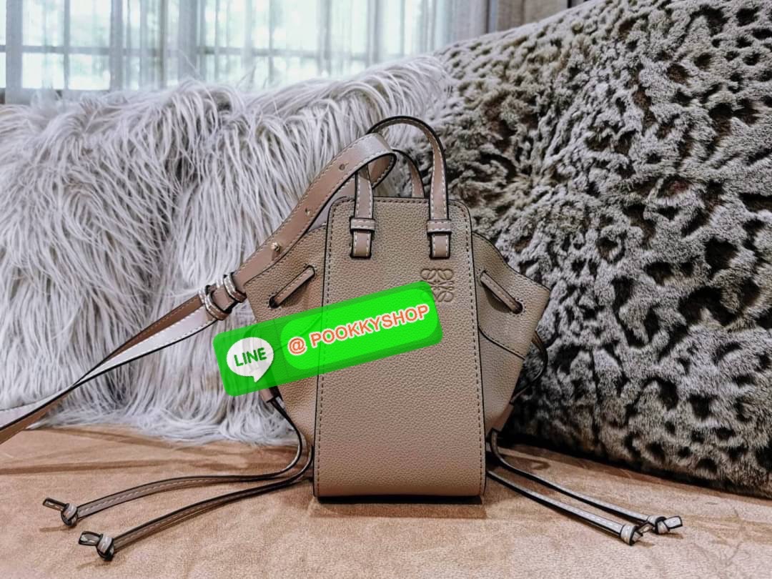 ✴️ห้ามพลาด!✴️LOEWE HANDLE & SHOULDER BAG GIFT WITH PURCHASE (GWP) กระเป๋าถือหรือสะพายหนังแท้พรีเมี่ยมกิ๊ฟ Limited จาก LOEWE PERFUME DUTYFREE รุ่น Rare items สุดๆวัสดุหนังแท้ Calfskin หนังสวยดีไซน์คงเอกลักษณ์แบรนด์ สามารถปรับใช้ได้หลายทรงด้าน