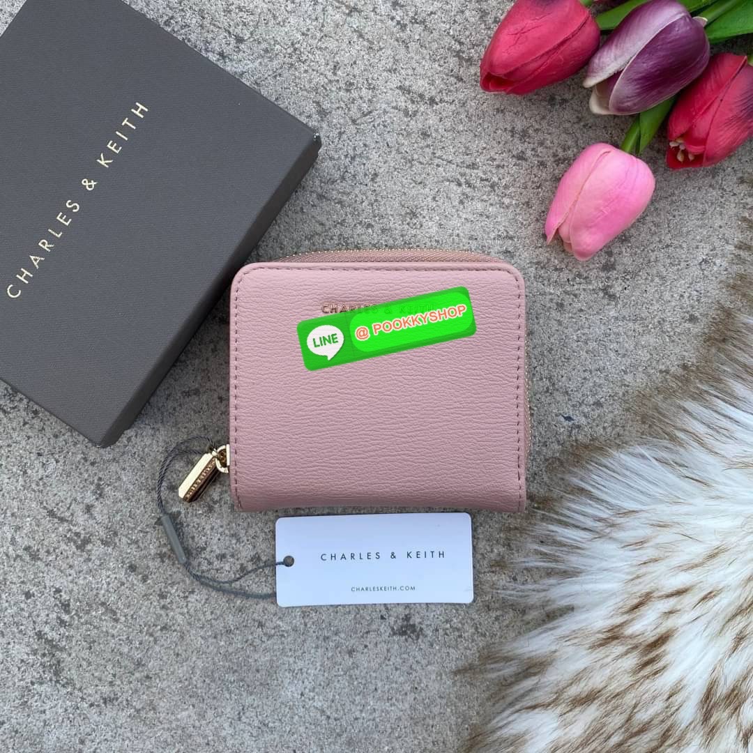 CHARLES & KEITH COMPACT WALLET กระเป๋าตังใบสั้นฟังก์ชันครบ!! ด้านหน้ามีโลโก้แบรนด์ มีช่องซิปใส่เหรียญ เปิดปิดแบบกระดุม ด้านในมีช่องใส่การ์ด 16 ช่อง มีช่องใส่ธนบัตรตามยาว ไม่ต้องพับแบงค์ค่า คุ้มมากๆเลยใบนี้