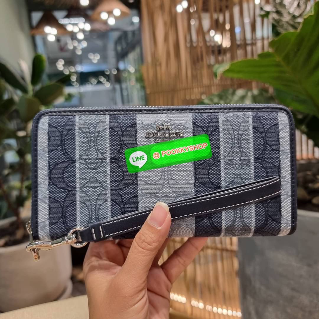 COACH C8313 LONG ZIP AROUND WALLET WITH SIGNATURE JACQUARD WITH STRIPES พร้อมเสิร์ฟความเลิศหรู ใหม่ล่าสุด กระเป๋าสตางค์ใบยาวกึ่งคล้องมือ ดีไซน์ผู้ดี๊ผู้ดี รุ่นขายดี ถือใช้คือขับผิวสุด!! วัสดุผ้า jacquard ลวดลายดูแพง มาพร้อมสายคล้องมือ ถอดออกได้ ภายในใส่บั