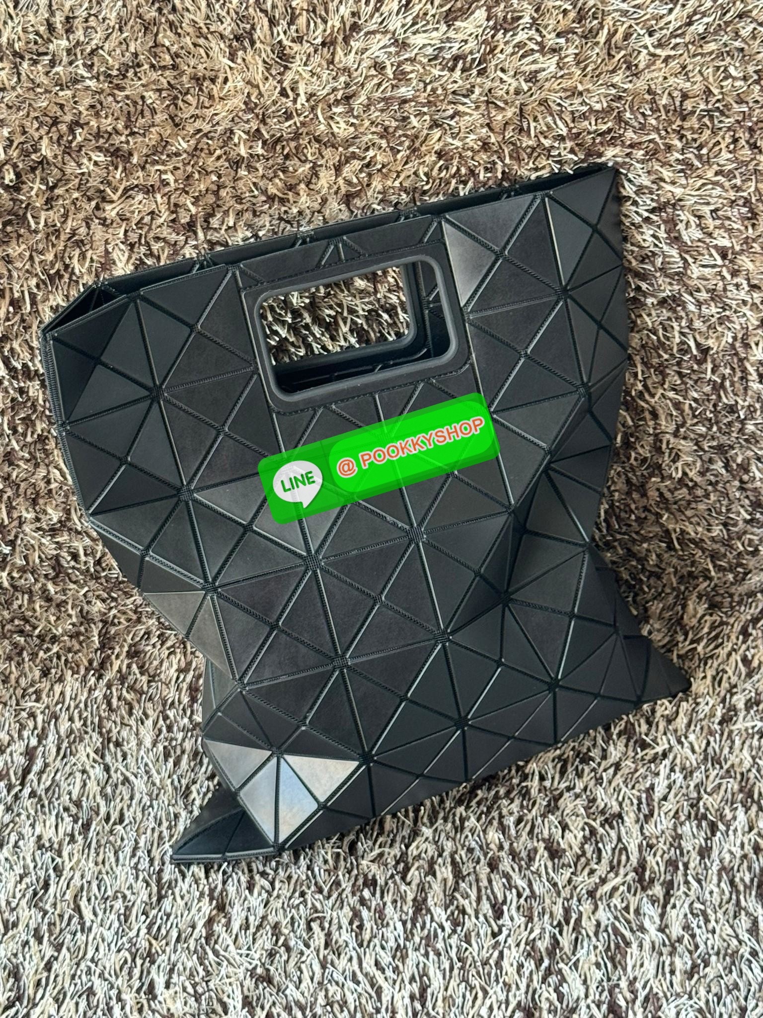 Baobao Issey Miyake large Bocca matte-finish tote bag BOCCA MATTE เป็นกระเป๋าถือรูปแบบใหม่ที่มีด้ามจับด้านในที่ช่วยให้กระเป๋าวางอยู่บนแขนหรือข้อมือได้อย่างนุ่มนวล เป็นกระเป๋าถือขนาดใหญ่นี้มีกระเป๋าด้านในพร้อมซิปที่ช่วยให้จัดเก็บได้อย่างปลอดภัย สามารถใส่แล