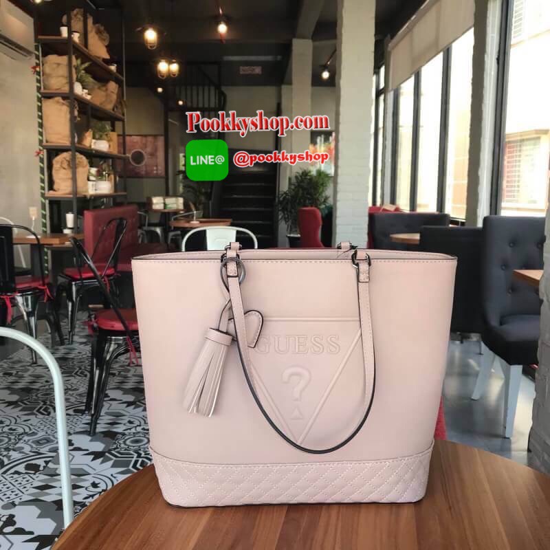 New arrival !!! GUESS BALDWINPARK TOTE BAG รุ่นหายาก วัสดุหนัง Saffiano PU คุณภาพดี หนังนิ่ม น้ำหนักเบา กระเป๋าถือได้ สะพายไหล่ก็สวย ด้านหน้าประดับด้วยโลโก้แบรนด์สวยหรู ตกแต่งด้วย heart fringe charm พู่ห้อยรูปหัวใจ เปิดปิดกระเป๋าด้วยซิป ซับในพิมพ์ลายแบรนด