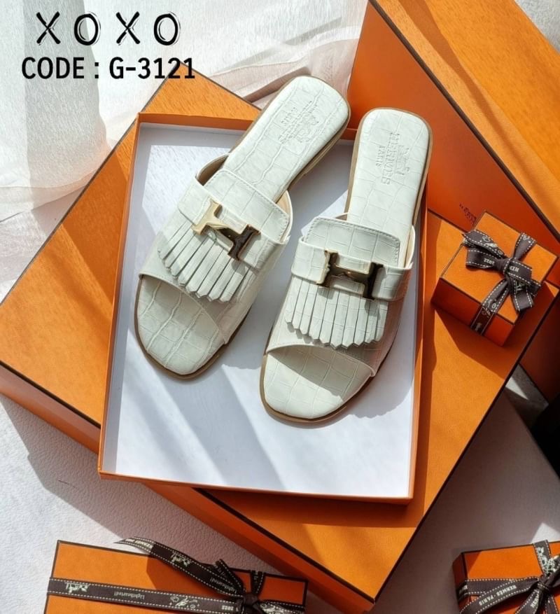 สินค้าพร้อมส่ง พื้นตีแบรนด์ : Hermes (กล่องน้ำตาลเรียบ, ไม่มี อปก.) แตะสวม งานแบรนด์ สวย หรู ดูแพงเกินราคา วัสดุหนัง PU พิมพ์ลายจรเข้ คล้ายหนังแท้ แต่งอะไหล่สีทอง แมทส์ชุดง่าย น้ำหนักเบา