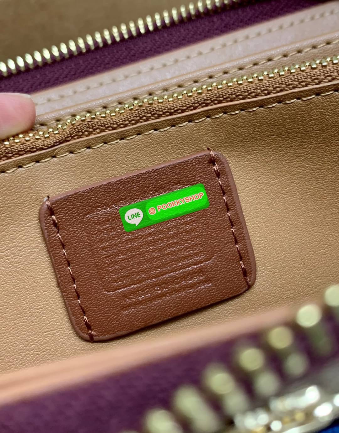 💥NEW IN!💥🌈สินค้าจำนวนจำกัด ห้ามพลาดจร้าา! COACH X PEANUTS LONG ZIP AROUND WALLET IN SIGNATURE CANVAS WITH VARSITY PATCHES ((C4598)) พร้อมส่ง น้องน่าใช้มากๆค่ะ! กระเป๋าเงินใบยาว แบบซิปรอบ มาพร้อมสายคล้องมือถอดออกได้หนึ่งสายค่ะ ด้านห