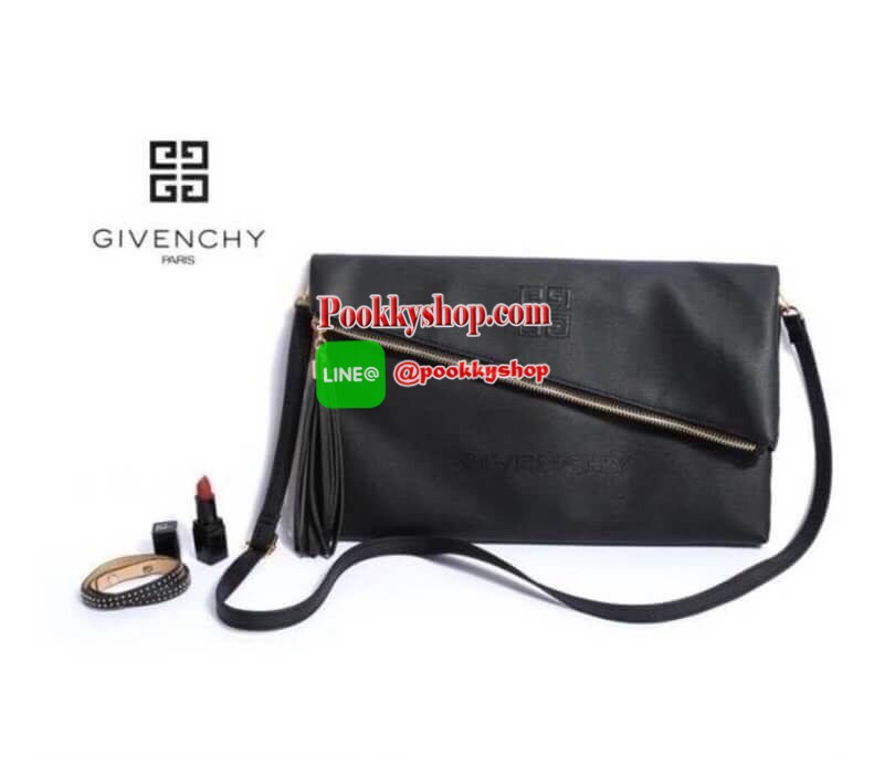 รุ่น BEST SELLER มาเพิ่มอีกรอบคะ กระเป๋า Givenchy shoulder bag หนัง PU เนื้อดี ดีไซด์เก๋มากคะ ด้านหน้า ปั้ม logo brand หัวซิป ประดับพู่ ด้านในบุด้วยผ้า water proof ปั้ม logo brand มีช่องเล็กใส่ของจุกจิกคะ