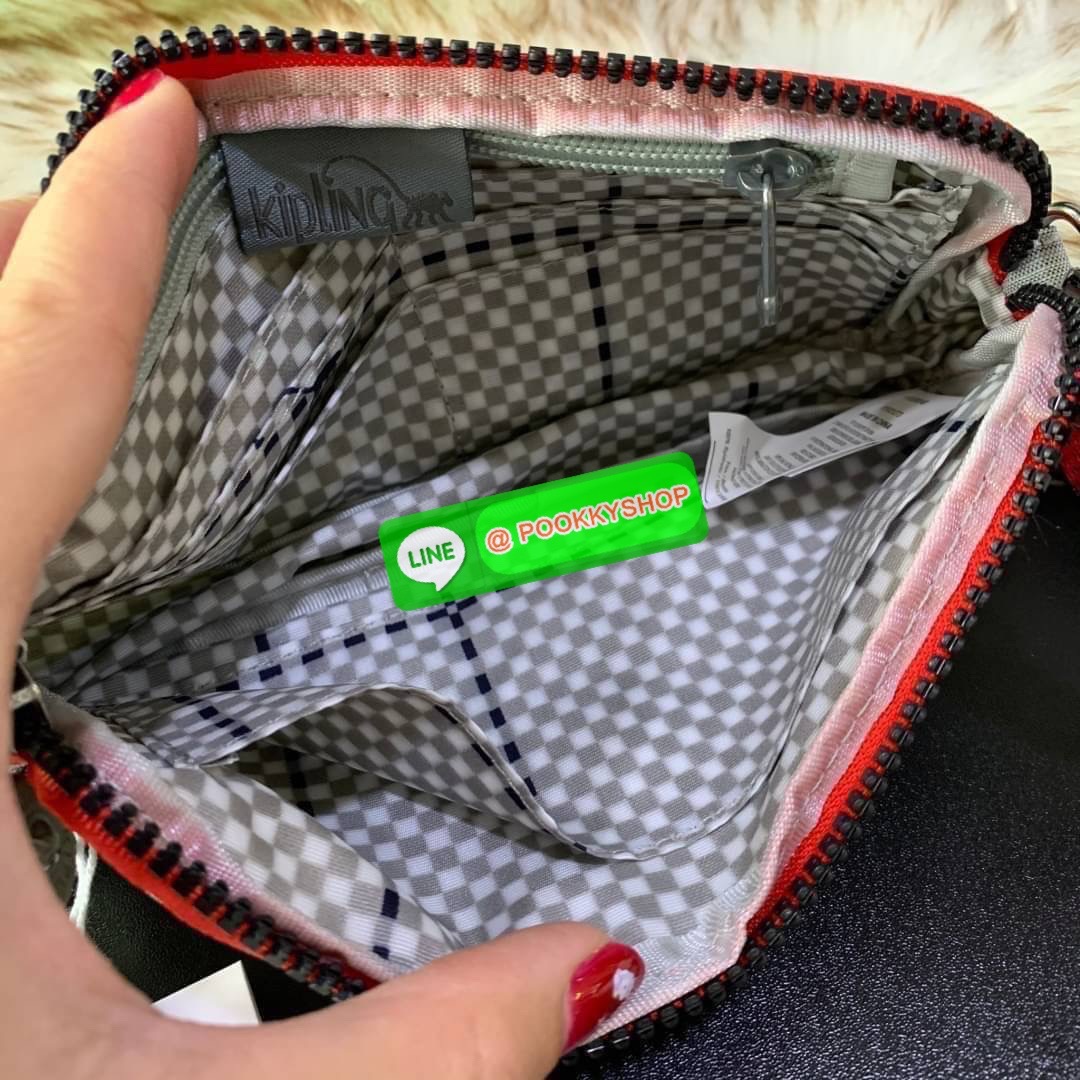KIPLING 3 Monkey program Seoul up clutch & sling bag กระเป๋าคล้องมือ หรือ สะพายข้าง ขนาดเล็ก วัสดุ Nylon & Polyester 100% ใช้งานได้ 2 รูปแบบ มีสายสลับเปลี่ยนได้ทั้งแบบคล้องมือหรือสะพายข้าง เปิด-ปิดด้วยซิป ช่องหลักโล่ง มีช่องใส่บัตรด้านข้าง 6 ช่อง และช่องด