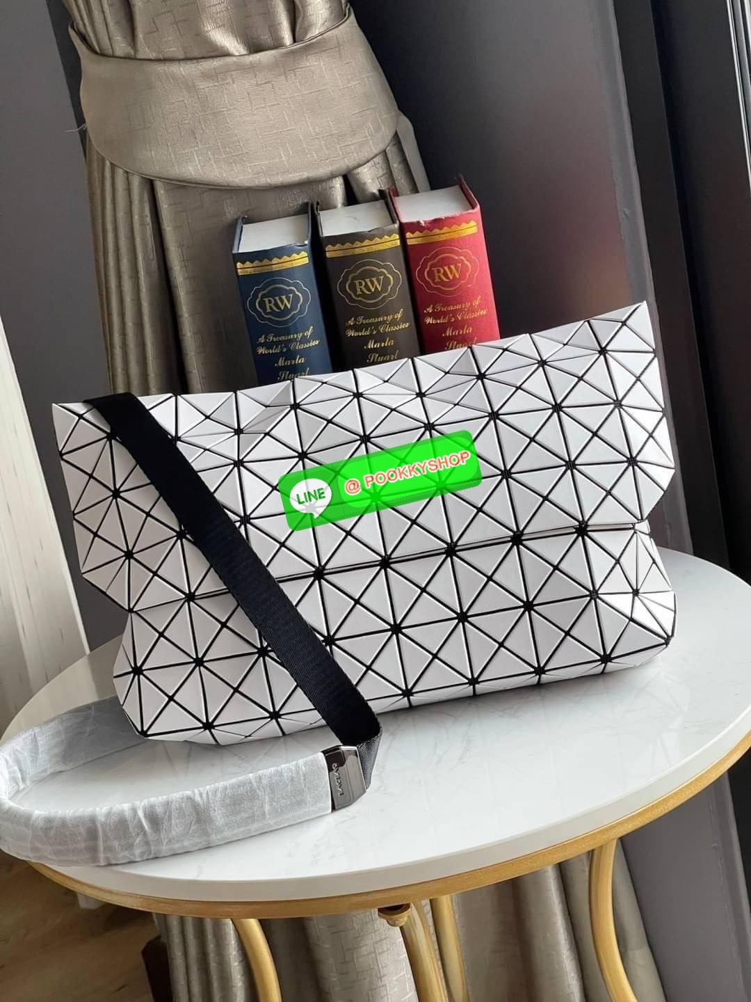 💕Baobao Issey Miyake Prism Sac ชาวมินิมอลทั้งชายและหญิงต้องถูกใจรุ่นนี้ เพราะ Prism Sac เป็นกระเป๋าแบบ unisex ที่มาพร้อมกับความเรียบง่ายของวัสดุเนื้อแมตต์ แต่ให้ลุคสไตล์เท่แบบคูลๆ โดดเด่นด้วยดีไซน์ที่ออกแบบมาให้ใช้งานที่ง่าย ตอบโจทย์ทุกสถานการณ์ฝา