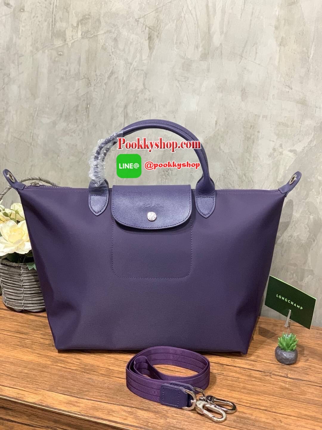 Longchamp Le Pliage Neo Size M มาพบกับกระเป๋ารุ่นยอดนิยม ที่สาวๆ ต้องมีไว้เก็บไว้สักใบ กระเป๋าโท้ทใบนี้ มาพร้อมกับสีที่มีสไตล์เรียบง่าย มีสายสะพายยาวช่วยให้คุณสามารถสะพายไหล่ได้อย่างสบาย ในขณะที่ที่ปิดแบบซิปช่วยให้คุณมั่นใจได้ว่าของด้านในมีความปลอดภัย Le