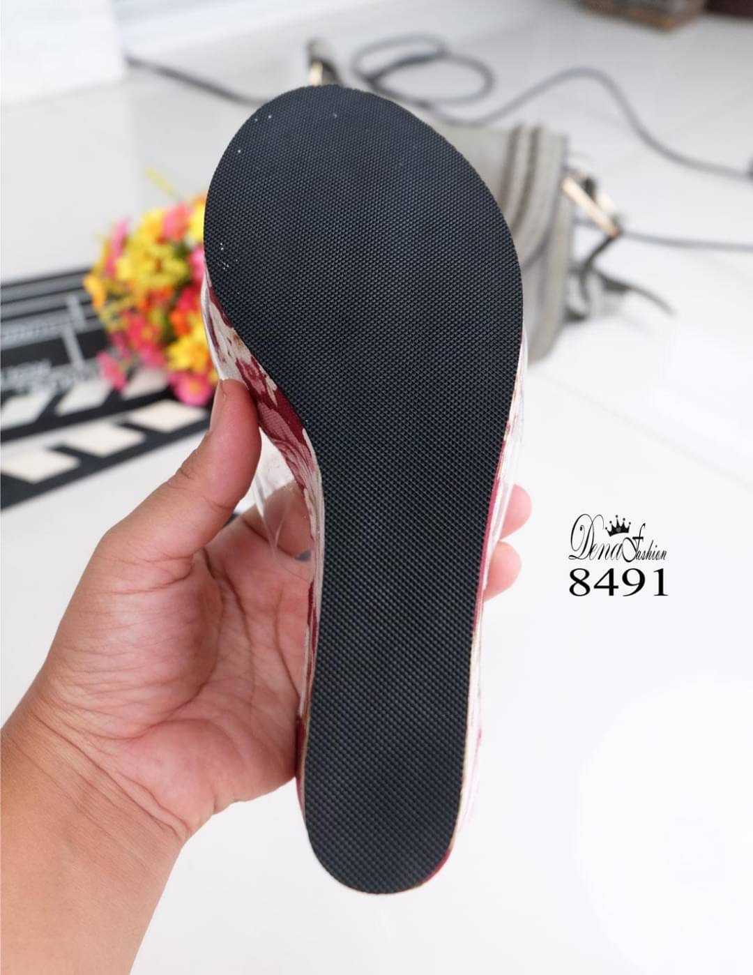 8491 เตารีดหน้าใส สวยสะดุดตาจริงๆ งานส้นเตารีดทรงสวมหน้าใสขับสีผิวที่สุด วัสดุผ้าพิมพ์ลายดอกไม้ สวยสดใส สายคาดนิ่มไม่บาดเท้า งานพื้นแข็งแรงรับน้ำหนักได้ดี