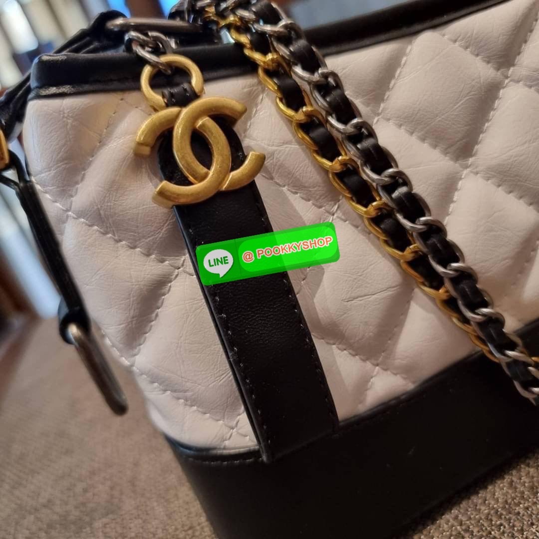 RESTOCK!! LIMITED SHOULDER BAG พรีเมี่ยมกิ๊ฟ Chanel ไซส์คลาสสิค กระเป๋าสะพายข้าง/ไหล่ หนังสังเคราะห์ นิ่ม หรู มาพร้อมพวงกุญแจสัญลักษณ์แบรนด์ พิเศษ!! สายคล้อง jumbo font เพิ่มดีเทลความแพง อะไหล่พร้อมโซ่สะพายสีทองสลับสีเงินรมดำ สามารถสะพาย crossbody หรือสะพ