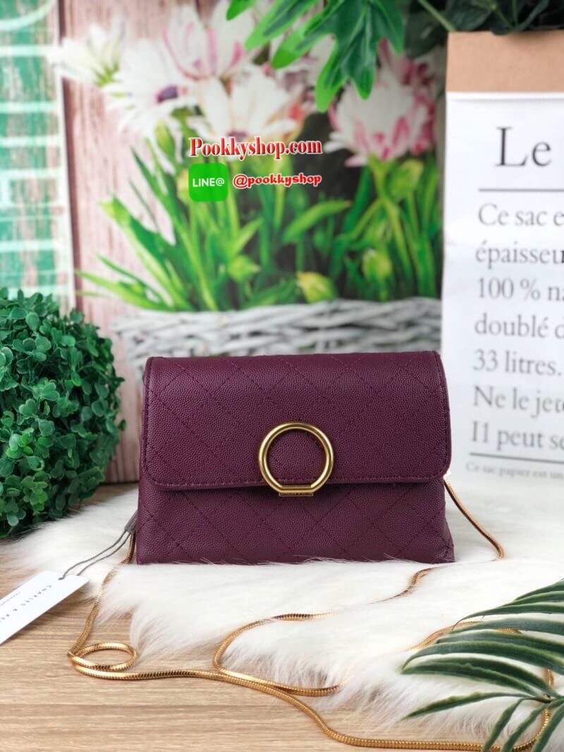 CHARLES & KEITH QUILTED PUSH-LOCK CLUTCH กระเป๋าสะพายข้าง/ครอสบอดี้ ใบกะทัดรัดวางอยู่ทรง. วัสดุหนังพิมพ์ลายคาเวียร์ ตัวกระเป๋าเดินด้ายเป็นลายตารางสวยงาม ด้านหลังมีช่องใส่บัตร 1 ช่อง เปิดปิดด้วยตัวล็อก ด้านในแบ่งเป็น 2 ช่องใหญ่ รุ่นนี้ใส่ Iphone7 ได้ กระเป