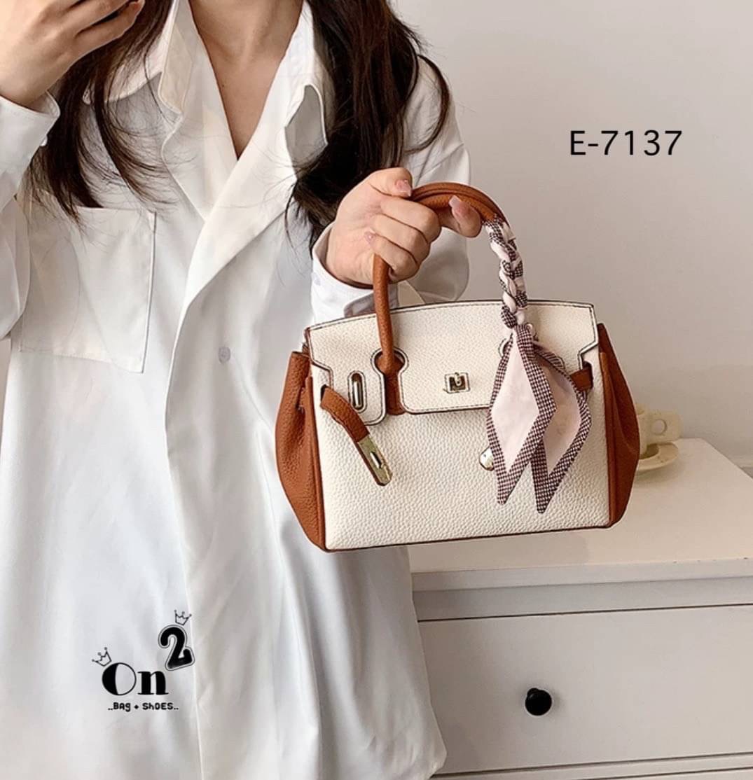 New arrivals🥳🥳 กระเป๋าแฟชั่นมาใหม่ ทรง Birkin งานสไตล์แบรนด์ เปิดหน้าอะไหล่ทอง ทรงสวยน่าใช่มากค่ะ มาพร้อมสายสะพายยาวแบบครอสบอดี้
