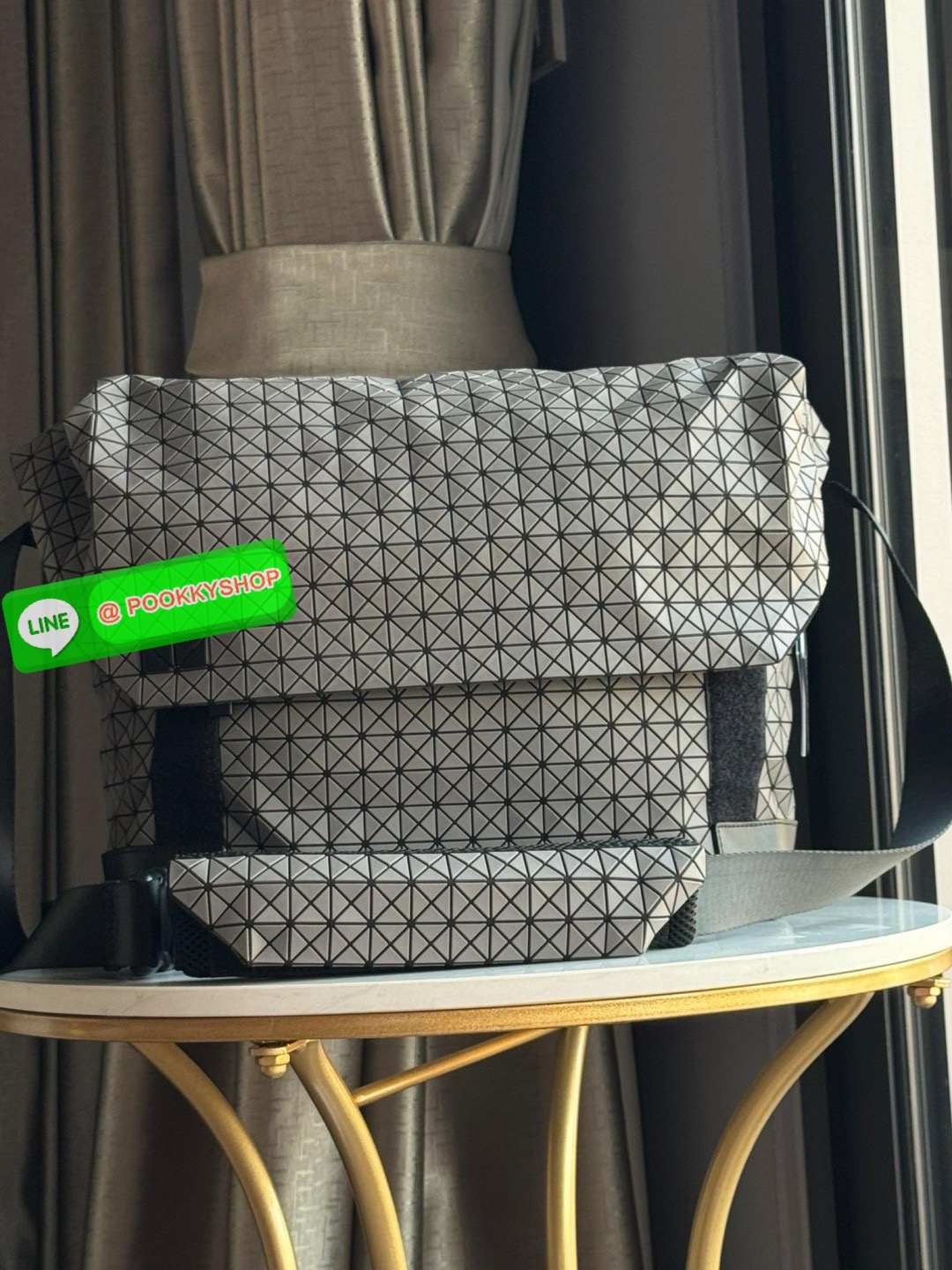 💕Baobao issey miyake Sling shoulder bag ดีไซน์เอกลักษณ์เฉพาะตัว ใส่ของได้เยอะ ช่องกระเป๋าเป็นระเบียบ โดยโดดเด่นด้วยแผ่นรูปสามเหลี่ยมอันเป็นซิกเนเจอร์ในการจัดเรียงสลับกัน รุ่นนี้ยังมีจุดเด่นในเรื่องคุณสมบัติการใช้งาน ภายในมีช่องบุหนาสำหรับใส่โน้ตบุ