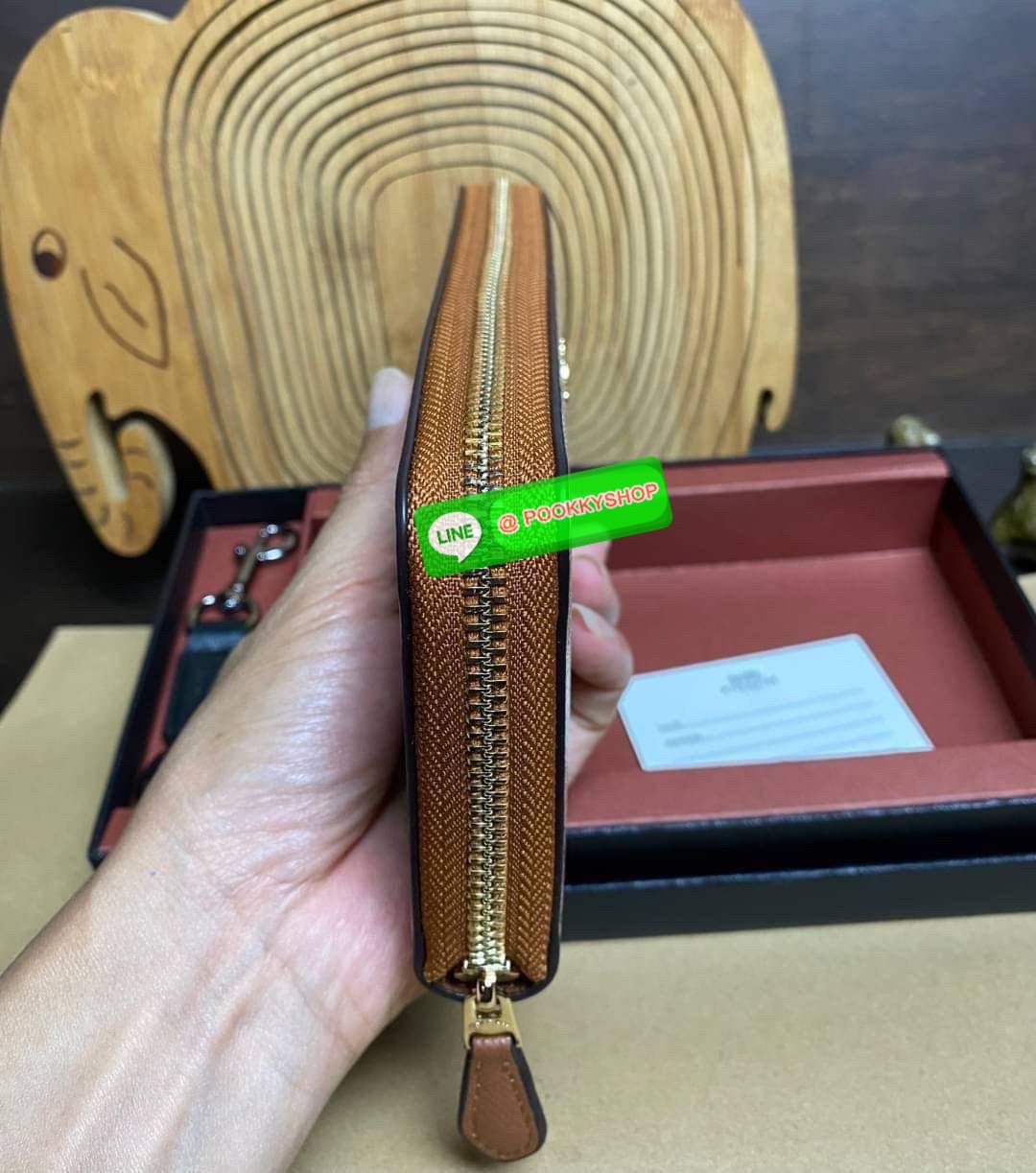 พร้อมส่ง 📌อุปกรณ์มาพร้อมกล่อง/แคร์การ์ด/ถุงกระดาษ/พวงกุญแจ COACH ACCORDION ZIP WALLET IN SIGNATURE CANVAS กระเป๋าสตางค์ใบยาว ซิปรอบ ใช้งานง่าย ด้วยฟังค์ชั้น ด้านใน ใส่บัตรได้จุใจ มีช่องซิปใส่เหรียญตรงกลาง โดนใจหลายๆคนไปเรียบร้อยและคลาสสิค เรียบหรู