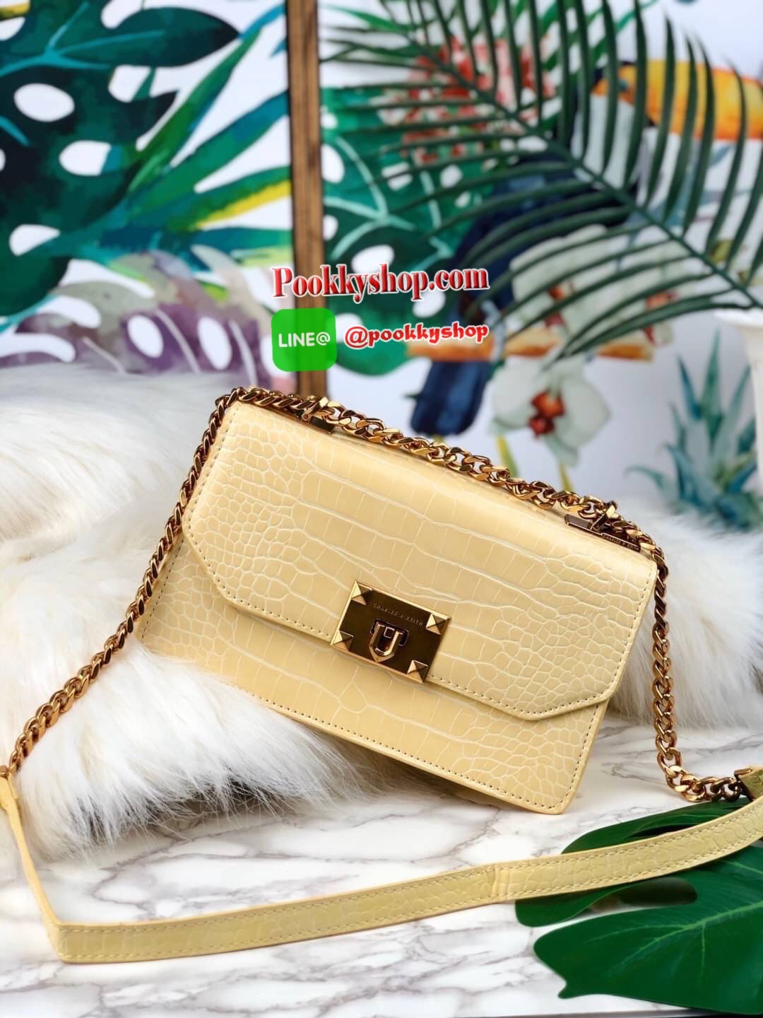 กระเป๋าสะพาย/ถือลายจระเข้รุ่น CHARLES & KEITH CROC-EFFECT CHAIN STRAP CROSSBODY BAG ด้านหน้าปั๊มแบรนด์ เปิดปิดแบบเปิดล็อก ด้านในแบ่งออกเป็น 2 ช่องใหญ่ มีช่องซิปตรงกลาง ช่องการ์ด 4 ช่อง ด้านในสามารถใส่กระเป๋าเงินใบกลางได้ /iPhone plus สายสะพายเป็นสายโซ่ครึ