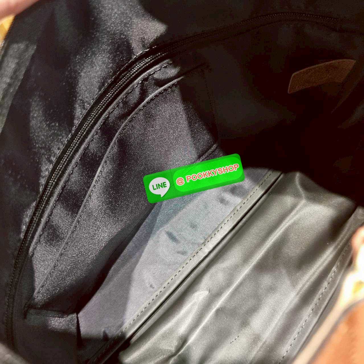 🔆 Model Longchamp le pliage hobo bag 🔆 Details กลับมาอีกครั้งกับรุ่นหายาก กระเป๋าทรงโท้ท ใบใหญ่กำลังดี จุของได้เยอะมากๆ ใส่โน้ตบุ้คได้ ใช้ไปทำงานแมทช์ได้กับทุกไลฟ์สไตล์ ด้านข้างมีกระเป๋าเล็กๆใส่ของจุกจิกหรือโทรศัพท์ได้ เปิด-ปิดกระเป๋าด้วยซ