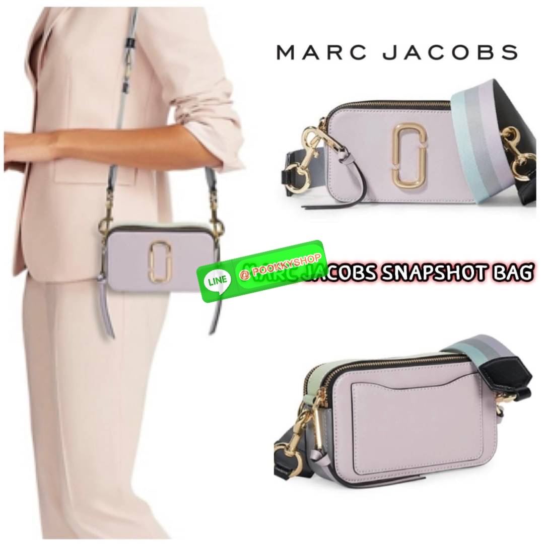 💕 Marc Jacobs Snapshot Bag กระเป๋าแบรนด์ดังจากสัญชาติอเมริกัน นับได้ว่ารุ่นนี้เป็นรุ่นทรงฮิตของ marc jacobs เลยทีเดียว โดยด้านหน้ากระเป๋าจะเป็นโลโก้แบบโลหะที่เป็นสัญลักษณ์ของแบรนด์นี้ มาพร้อมสายสะพายที่จะสะพายยังไงก็ดูโดดเด่น เพราะขนาดใหญ่ที่สกรีน