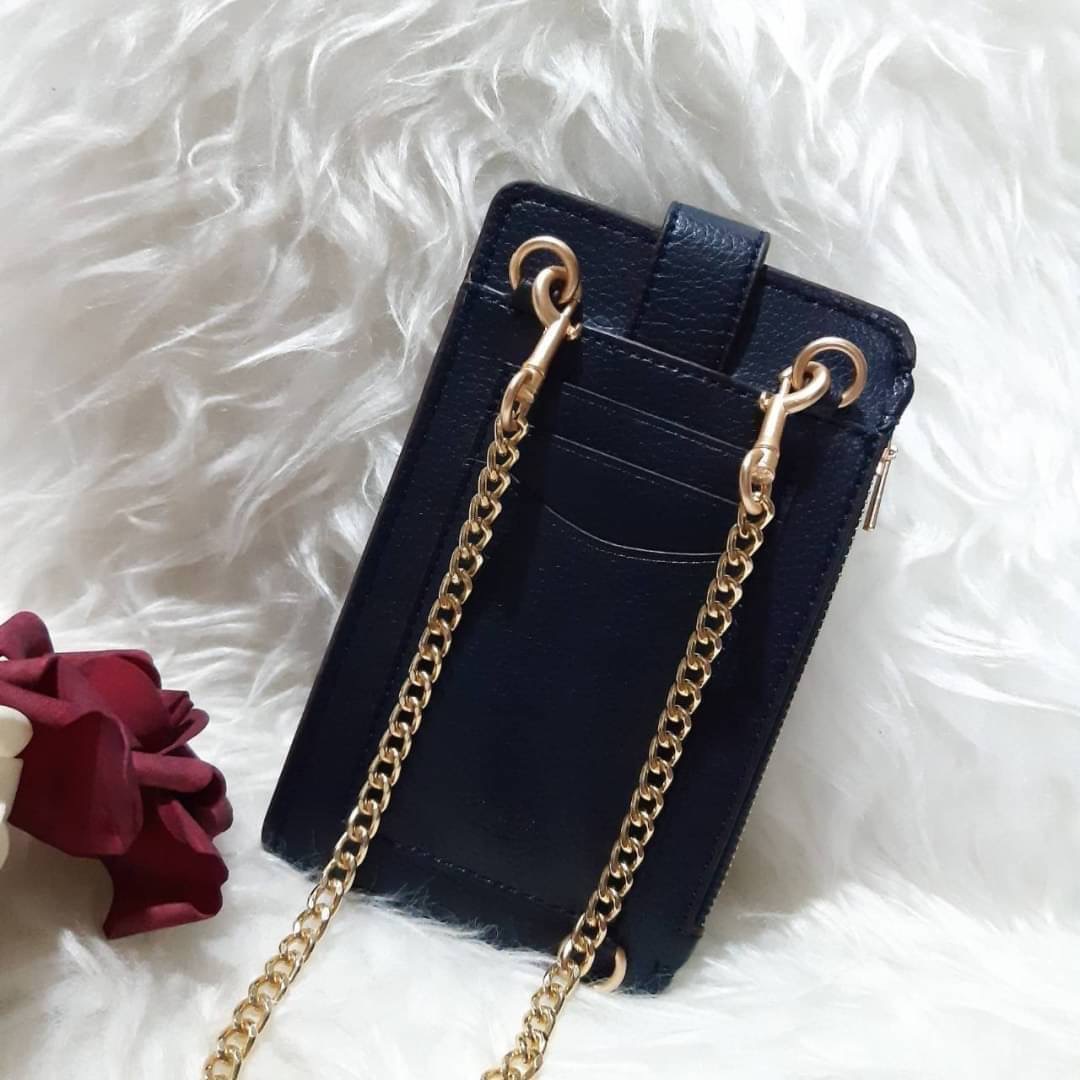 COACH 825 TURNLOCK CHAIN PHONE CROSSBODY IN BLOCKED SIGNATURE CANVAS ฮอตและปังกว่านี้ไม่มีแล้ว!! กระเป๋าเอนกประสงค์ สำหรับใส่โทรศัพท์ ใส่บัตรได้ มีช่องซิปแยกให้ด้วย ขนาดพกพาดีงาม!! 💕 ใส่โทรศัพท์ได้ทุกรุ่นน้า สายสะพายยาวประมาณ 23" (วัดจากไหล่)