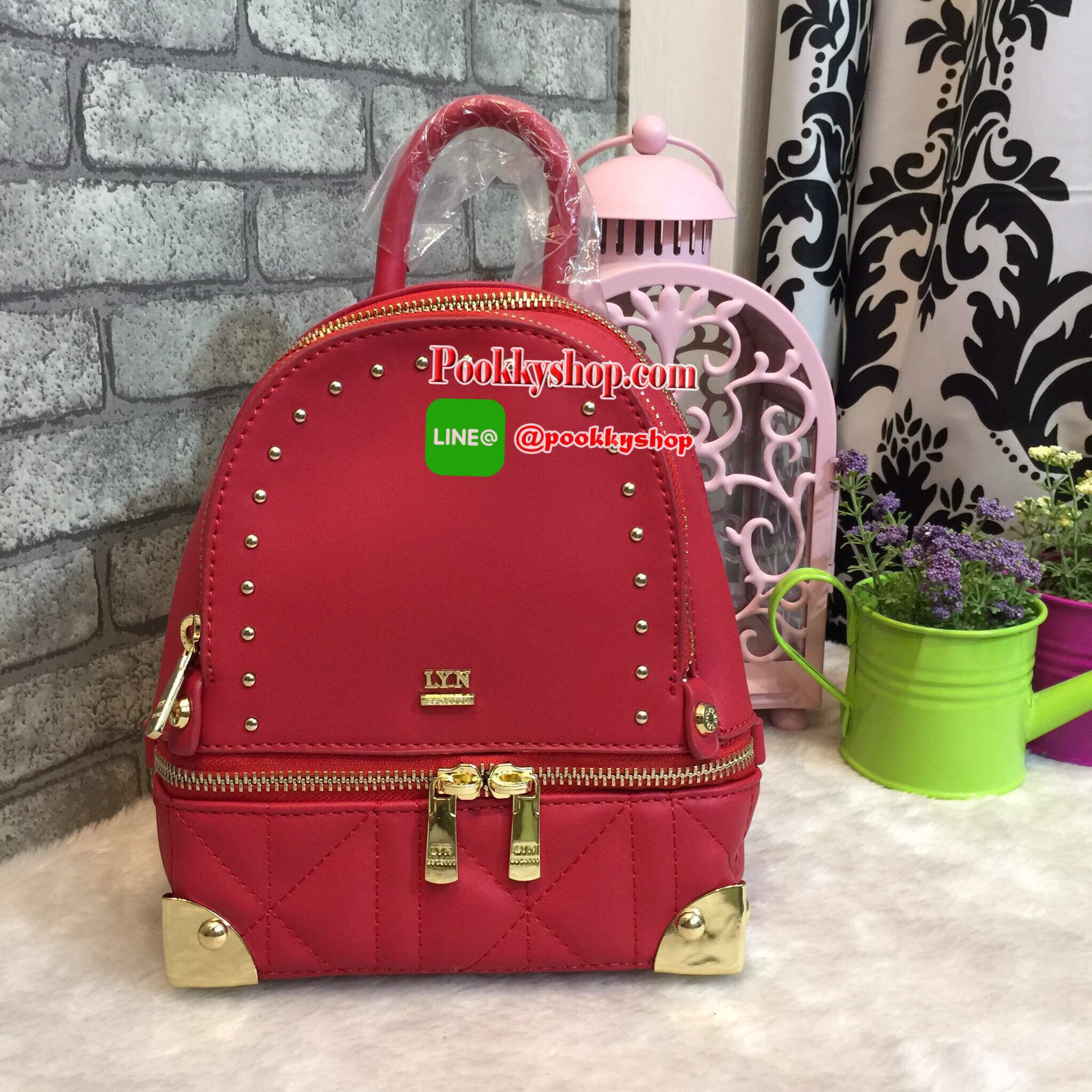 เป้ LYN EVITA BACKPACK กระเป๋าสะพายหลัง ยี่ห้อ LYN แท้ รุ่นใหม่ชนชอป 2017 กระเป๋าเป้ขนาดกะทัดรัด วัสดุหนังPU มุมกระเป๋าทั้ง4มุมและฐานด้านล่าง มีโลหะและหมุดสีทองทั้งสีด้าน ทำให้ตั้งอยู่ทรงได้ง่ายขึ้น หัวซิปปั้มโลโก้ทุกจุด มีช่องซิป2ช่องใหญ่ ยังมีด้านหน้าแต
